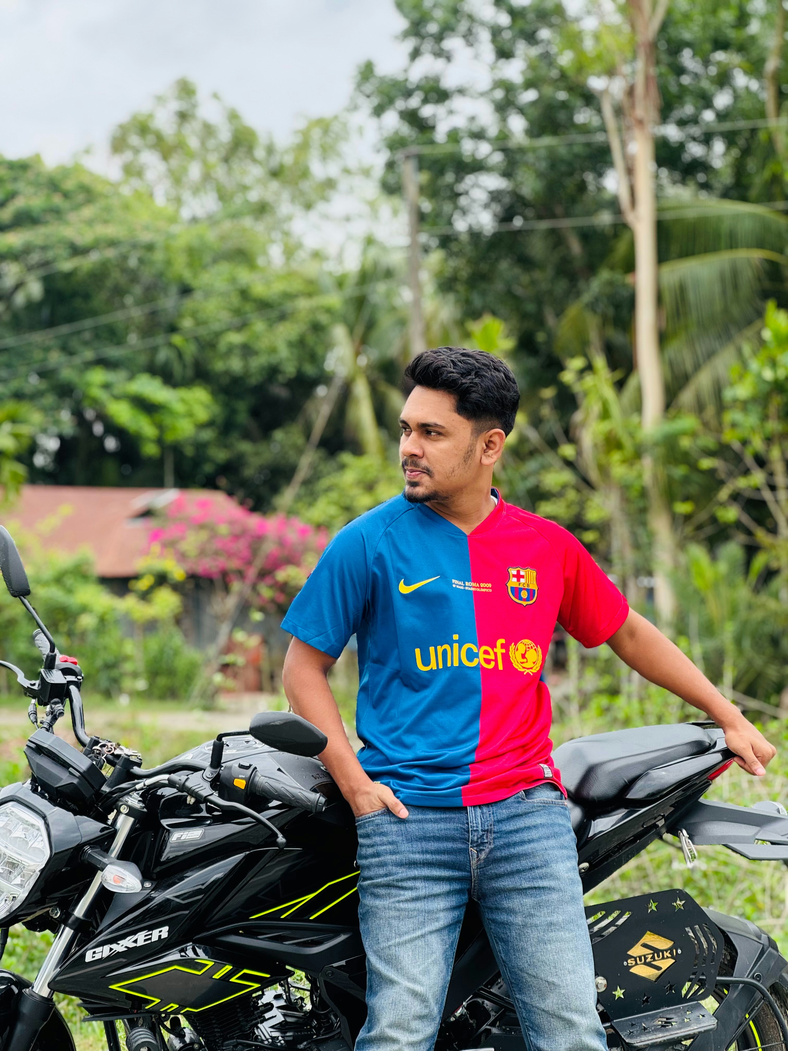Pria dengan kemeja biru dan merah terpisah dengan sepeda motor.