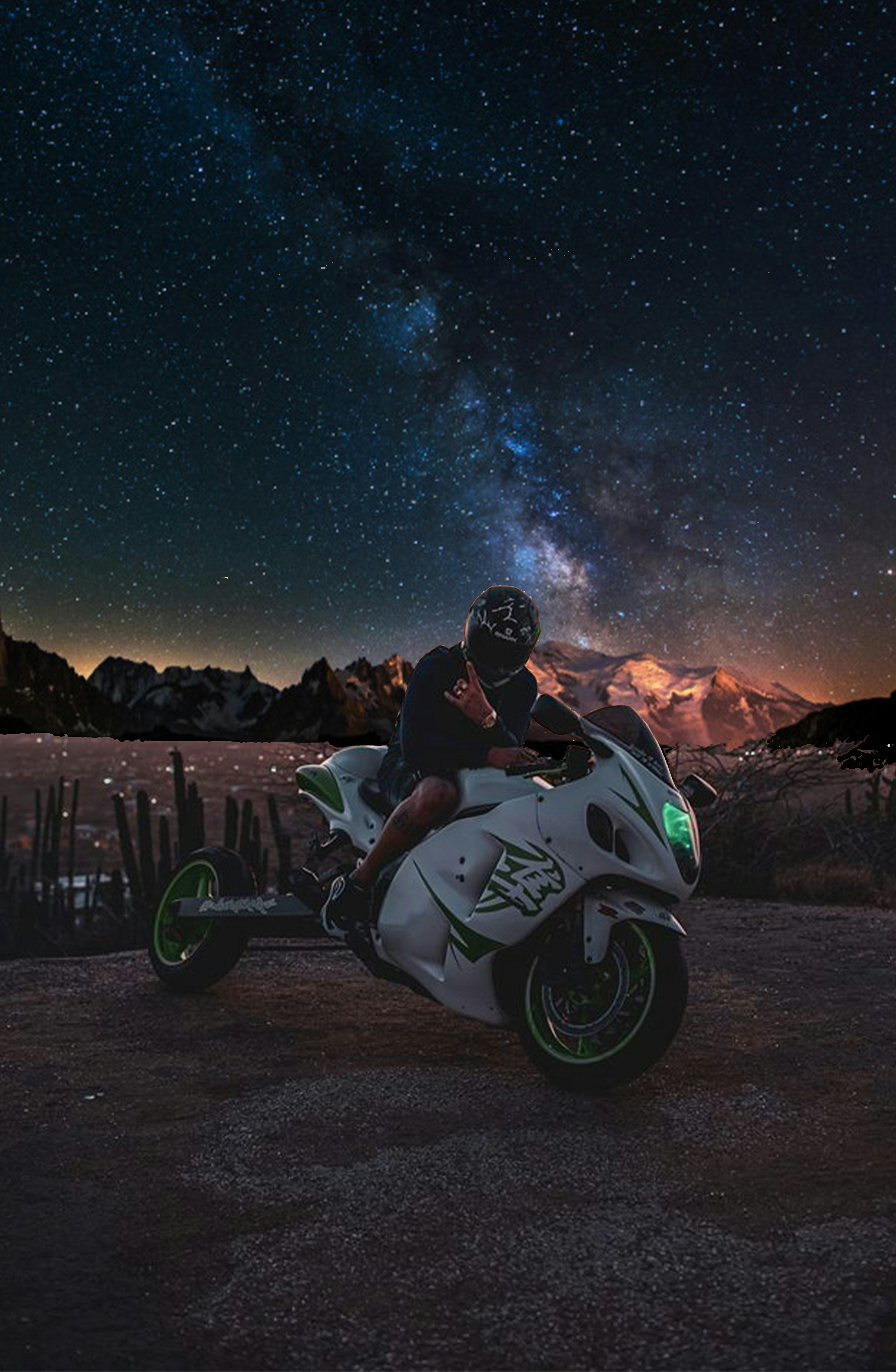Uomo su una moto sotto un cielo stellato.