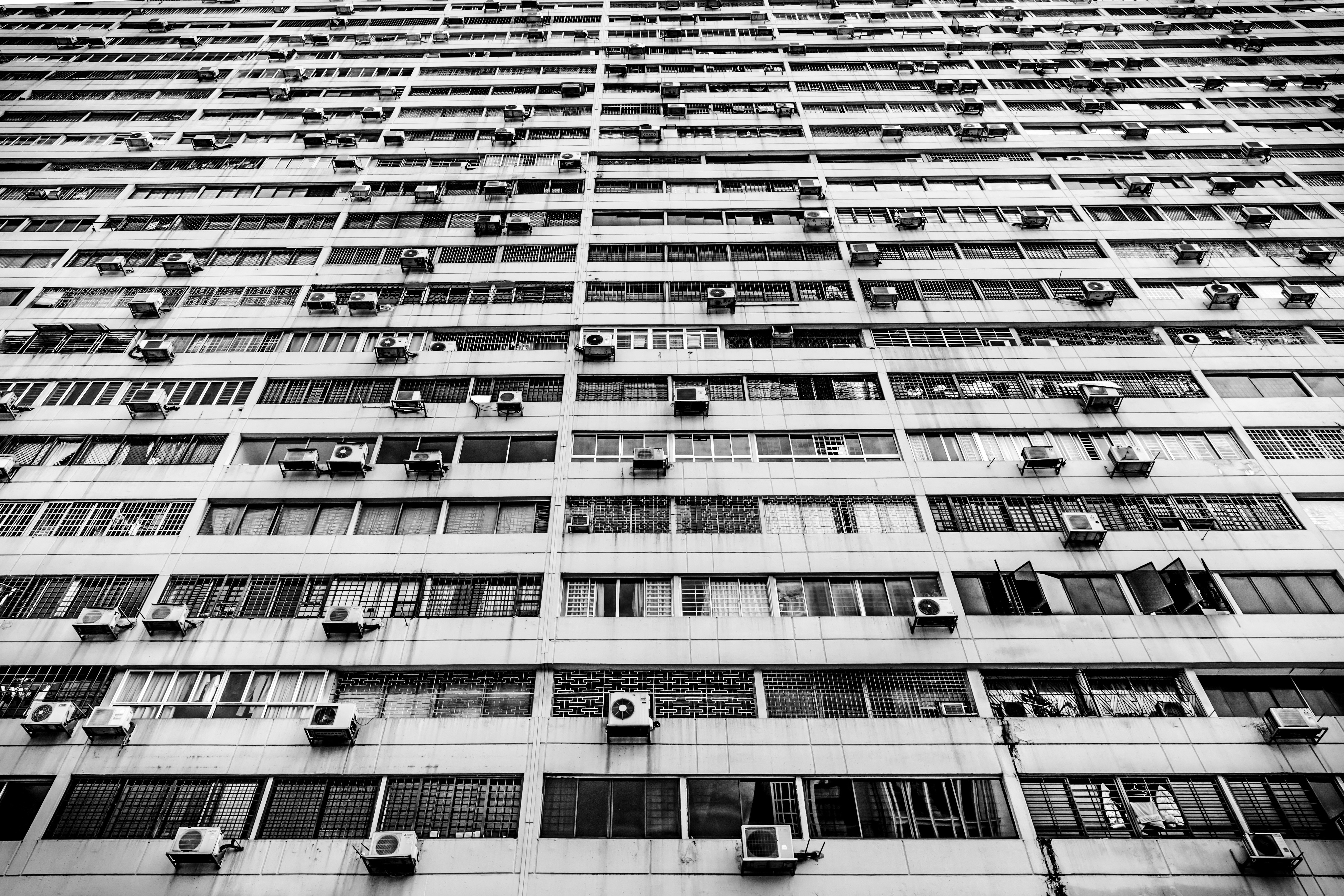 Muitas unidades de ar-condicionado em uma fachada de prédio