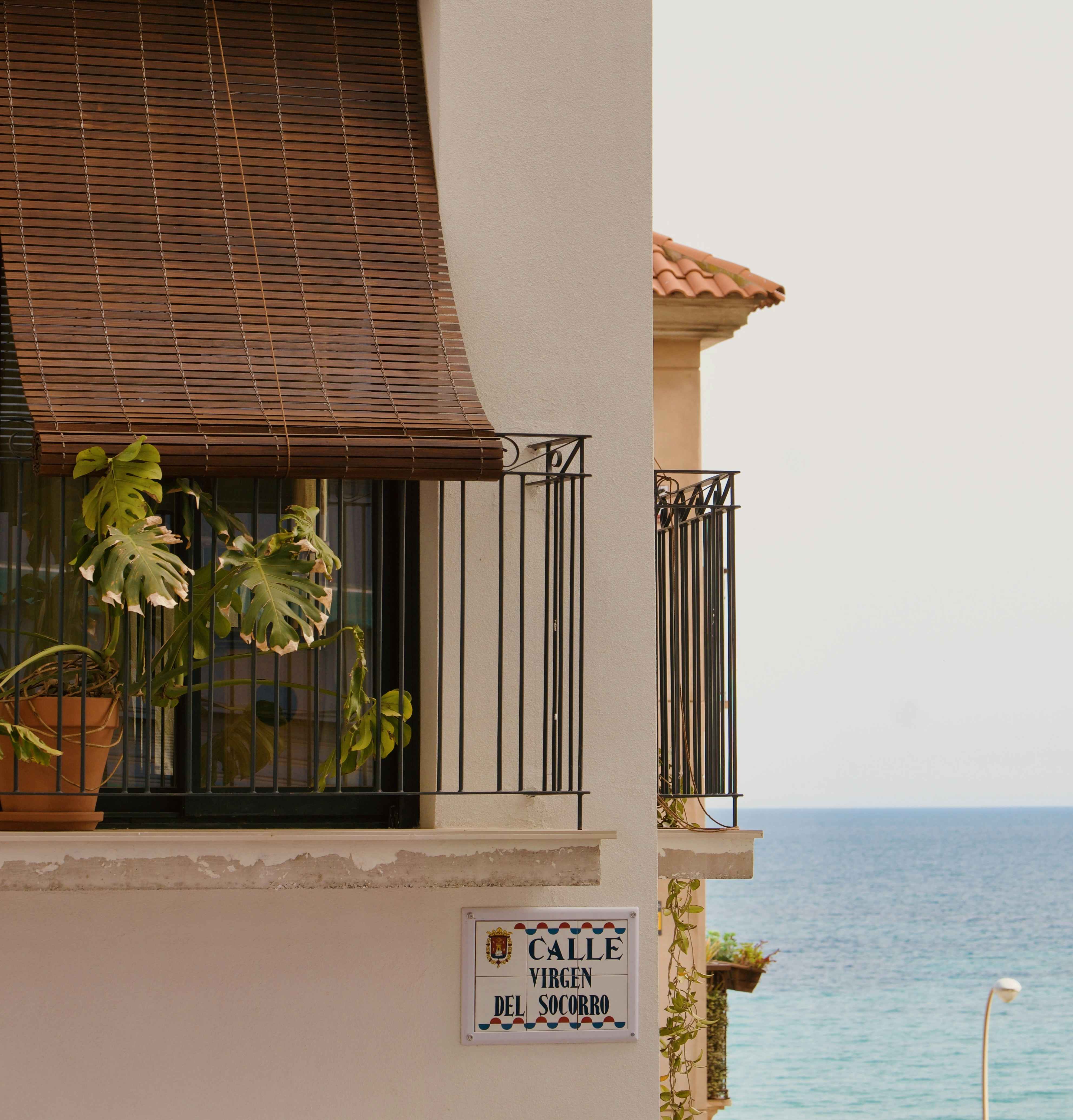 Balcón con vistas al mar con plantas y señales de tráfico