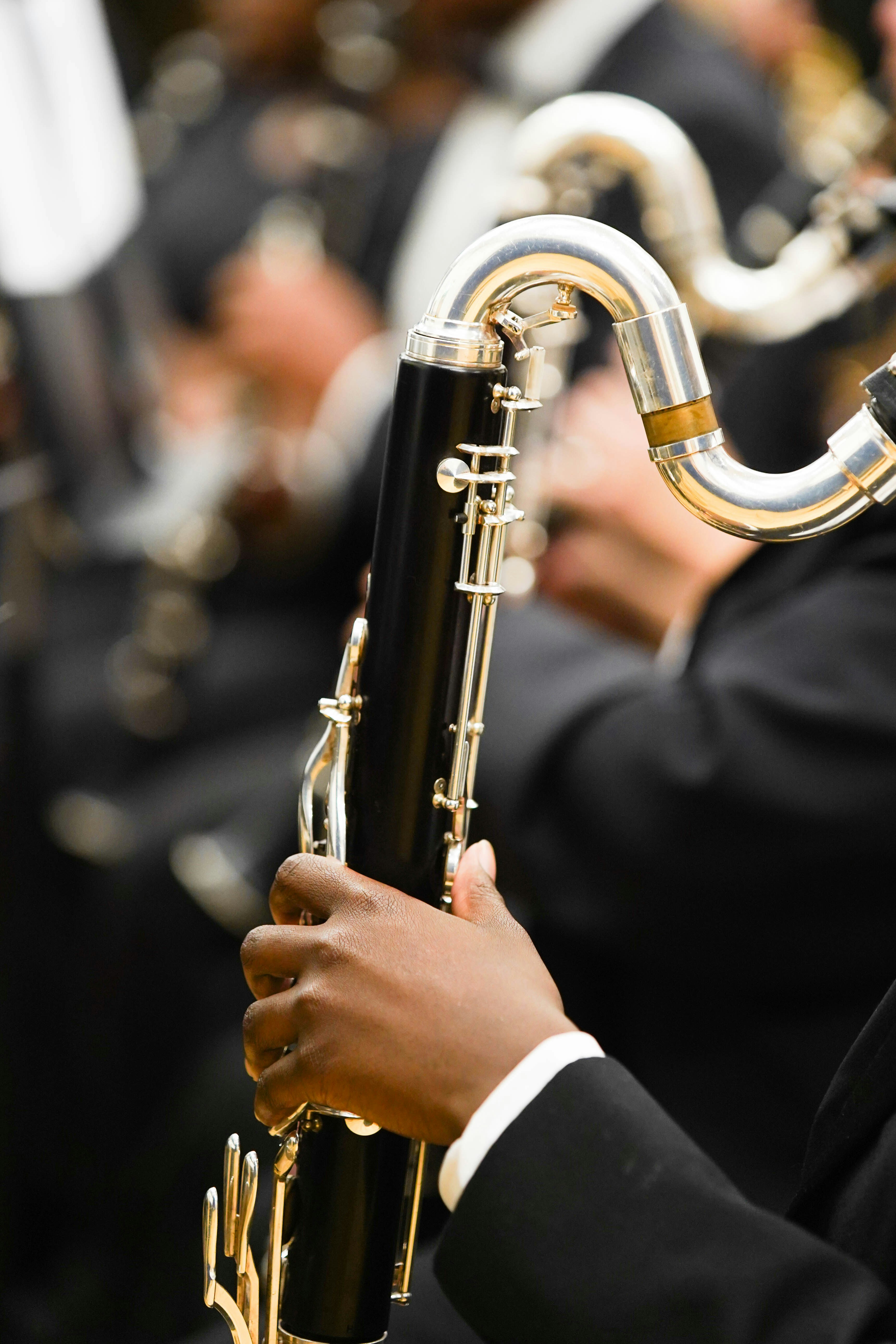Ein Musiker spielt eine Bassklarinette in einem Orchester.