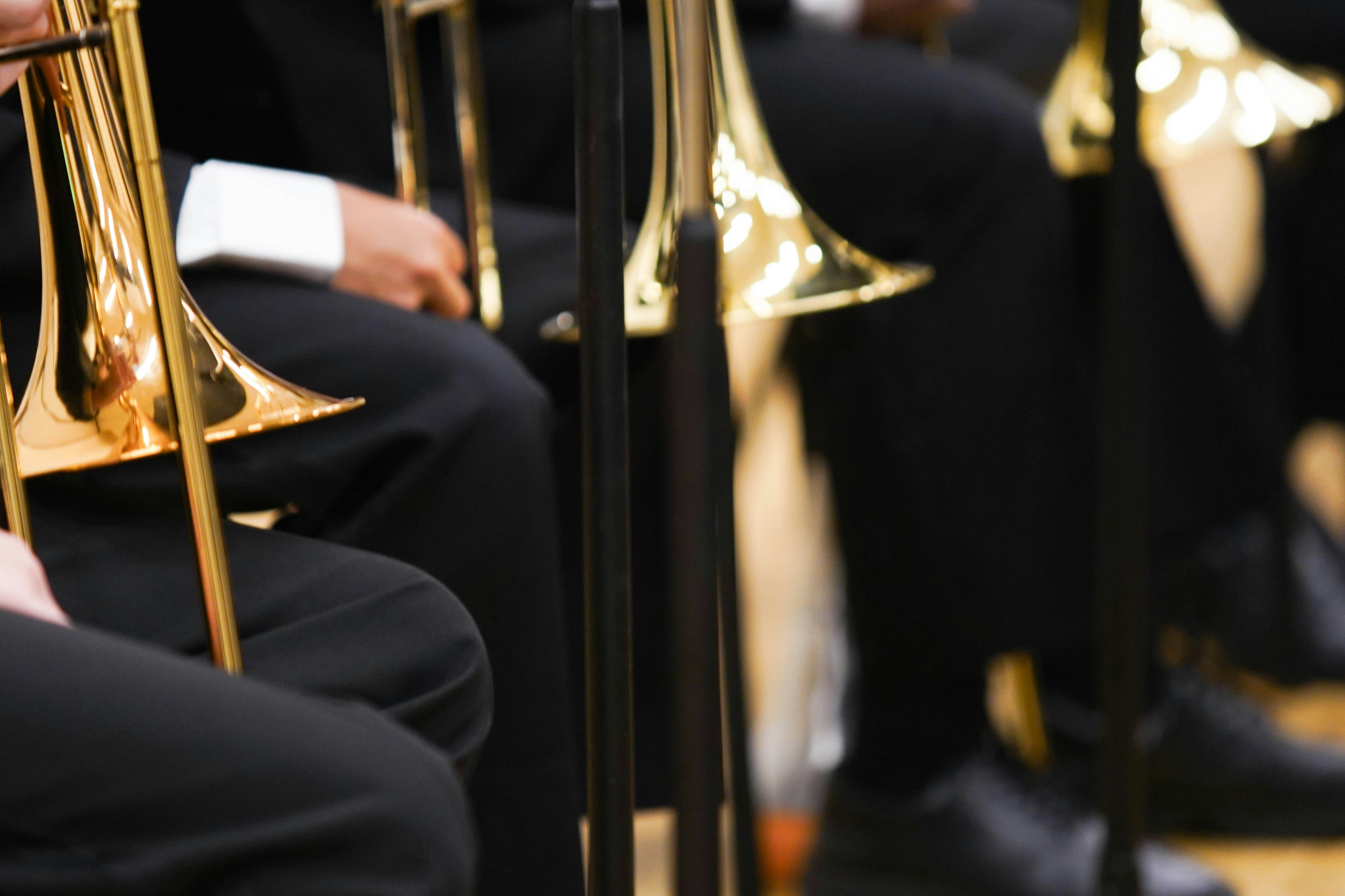 Musiker in Uniform, die Blechblasinstrumente spielen