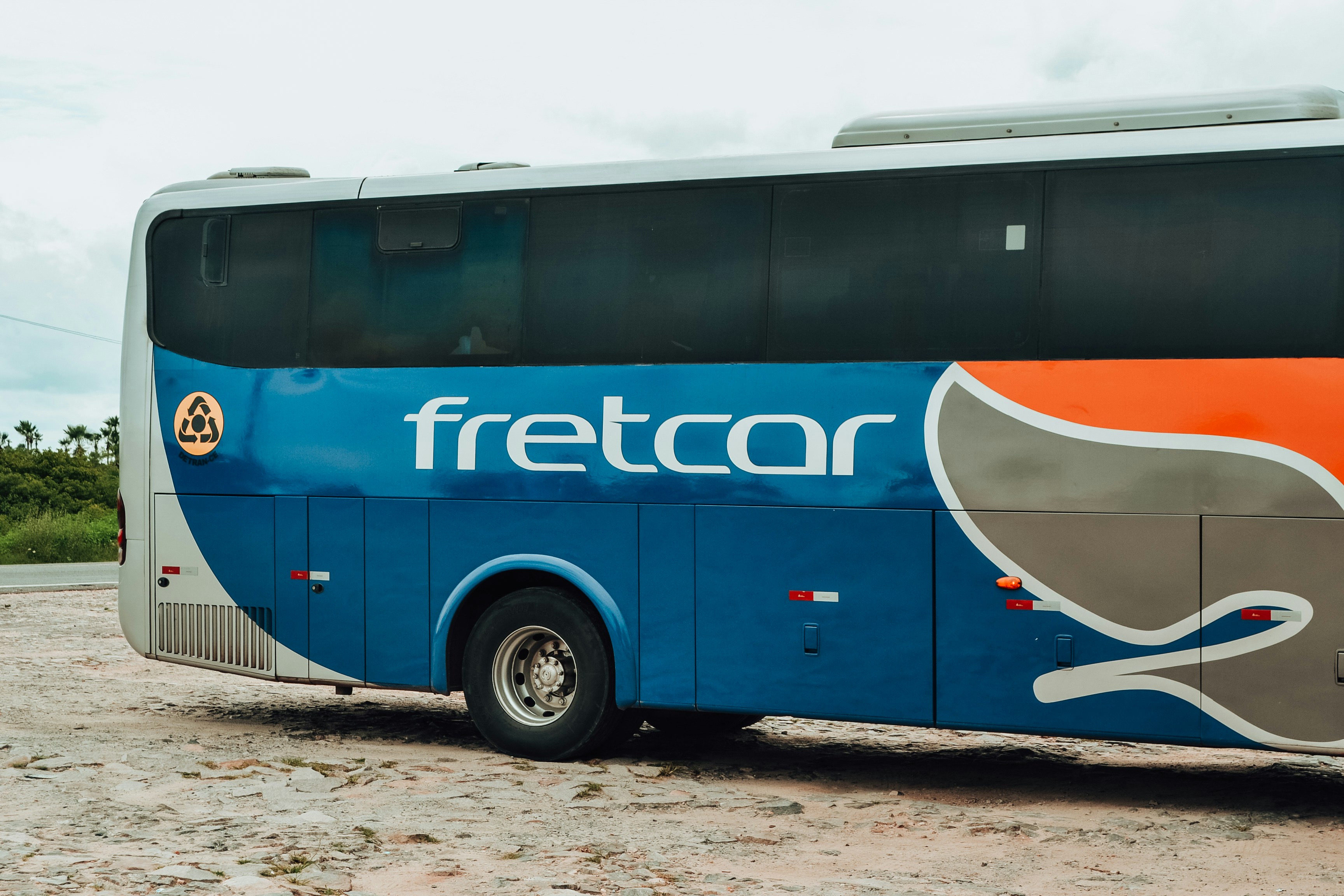 Un bus bleu et orange avec le mot fretcar