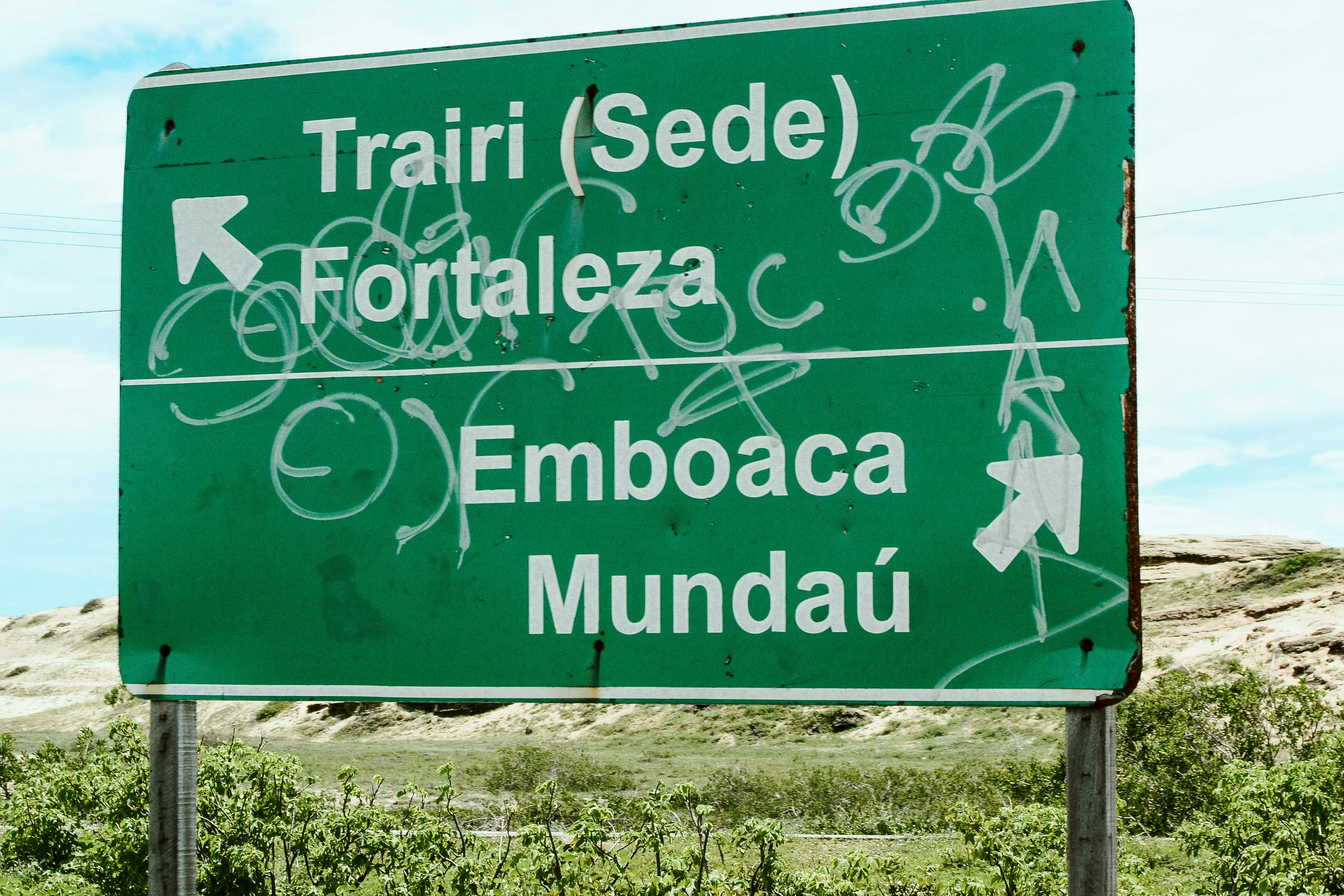 Panneau routier vert avec les destinations Trairi, Fortaleza, Emboaca et Mundaú.