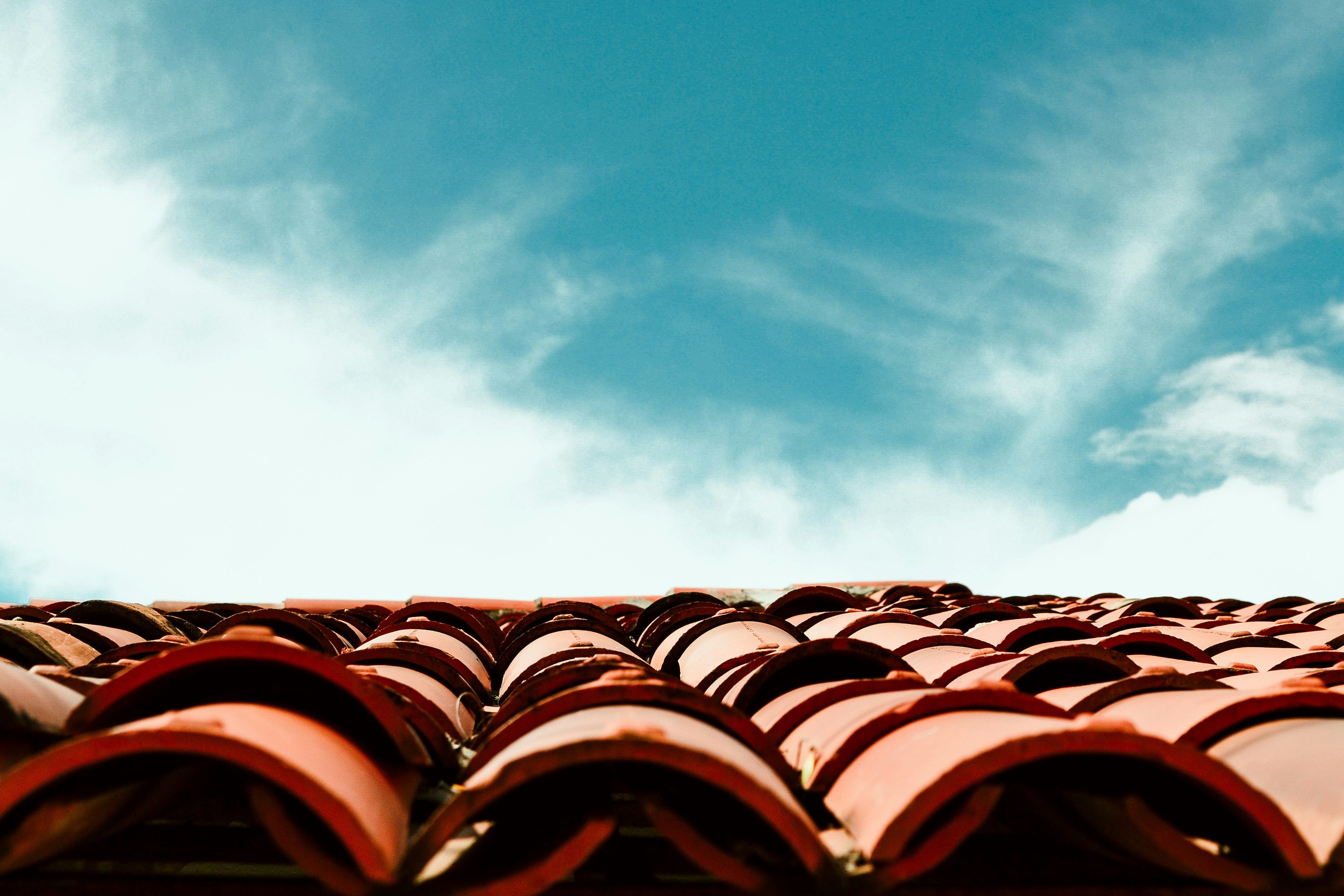 Des tuiles en argile sur un ciel bleu vif