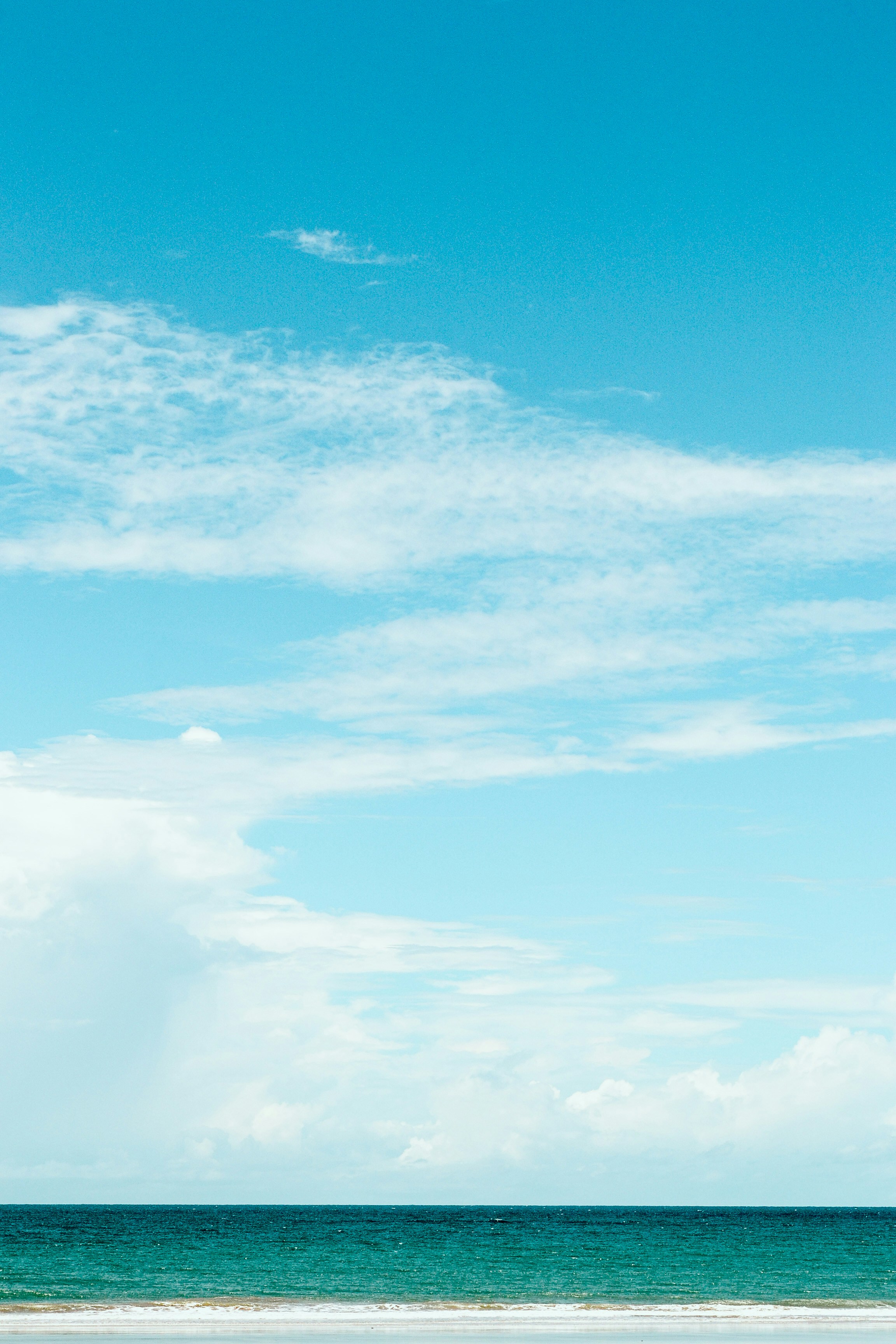 Vaste ciel bleu avec des nuages épars sur l’océan
