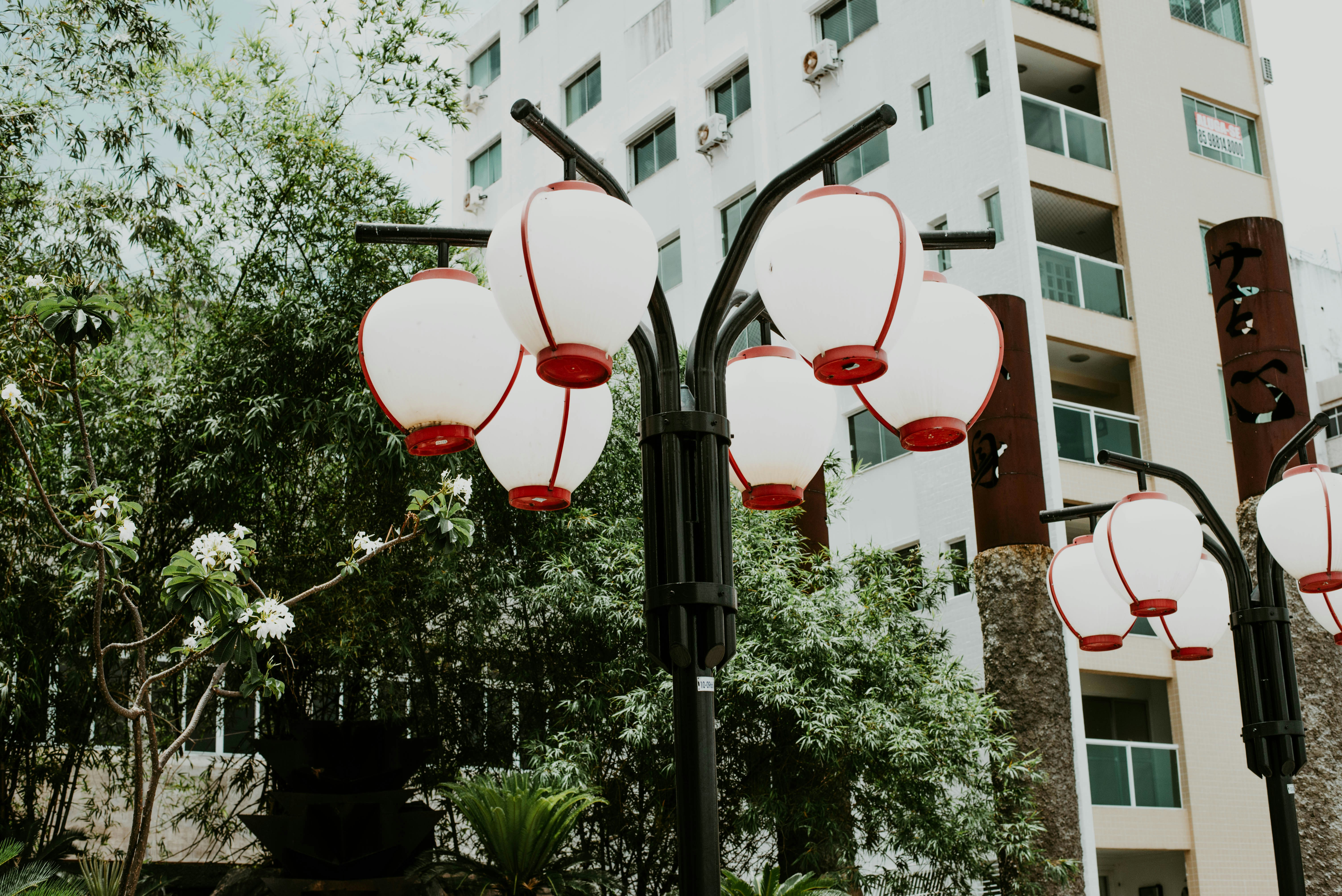 Des lampadaires avec lanternes blanches et accents rouges.