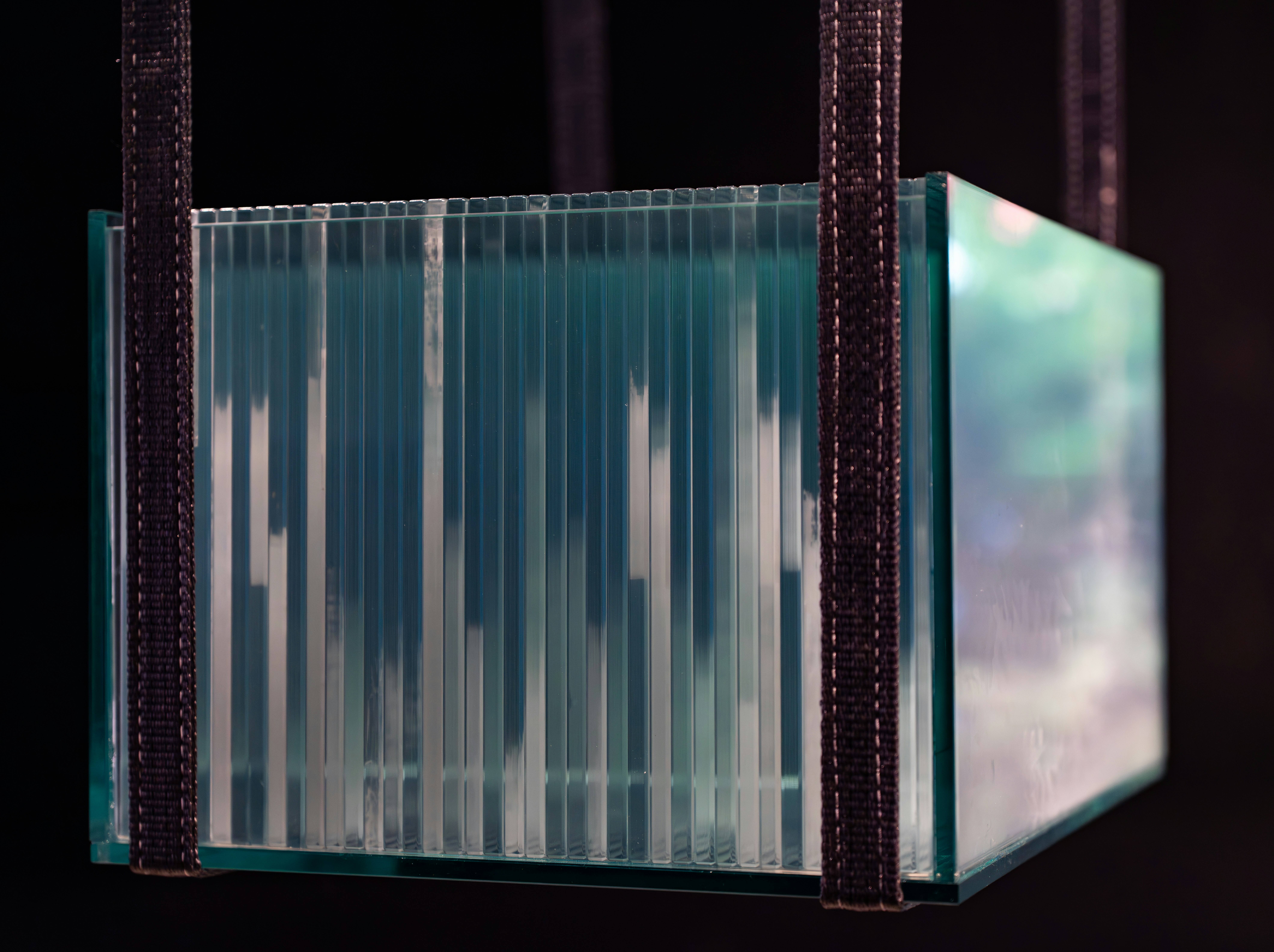 Pile de vitres maintenues par des barres métalliques