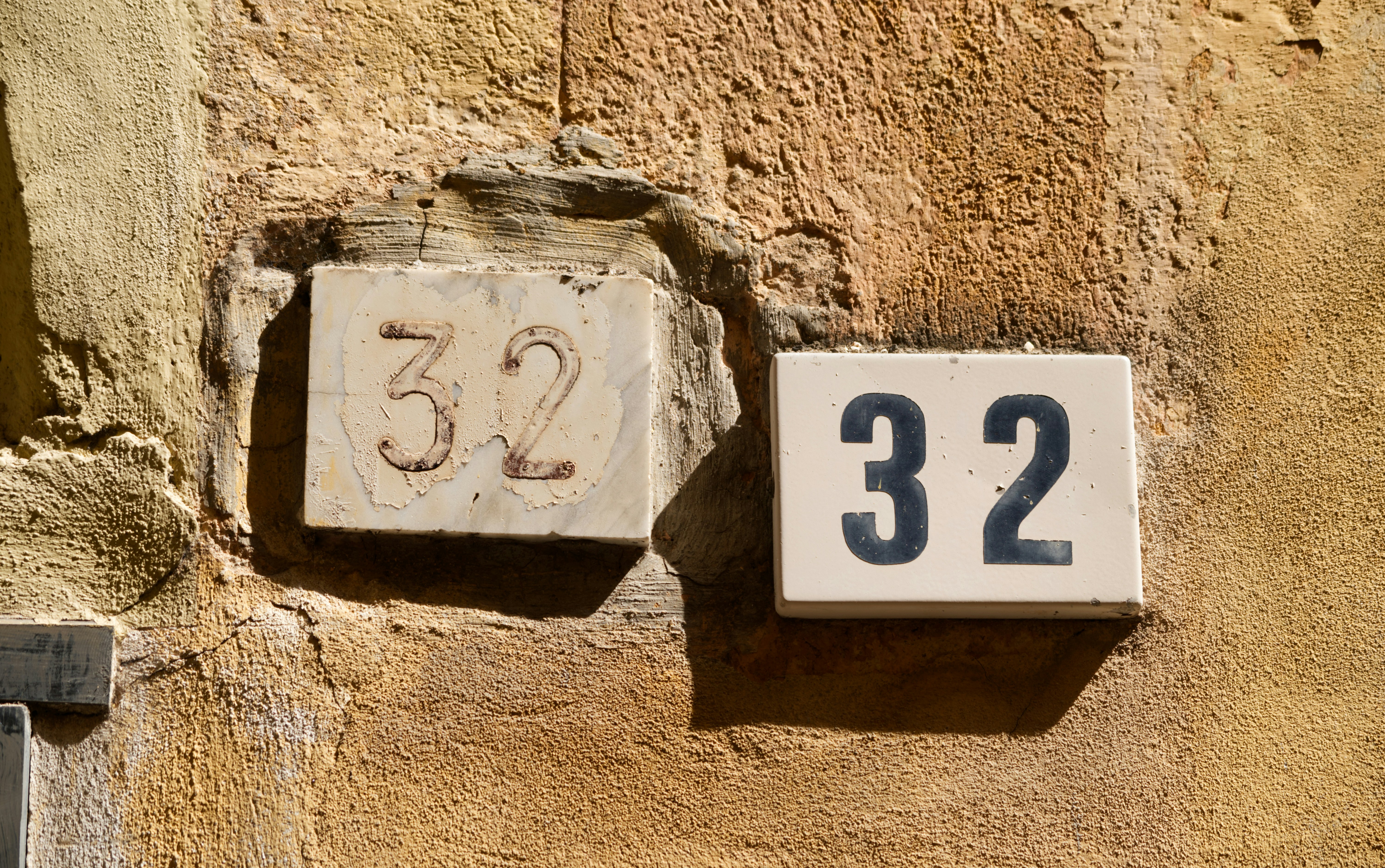 Two house numbers showing the number 32