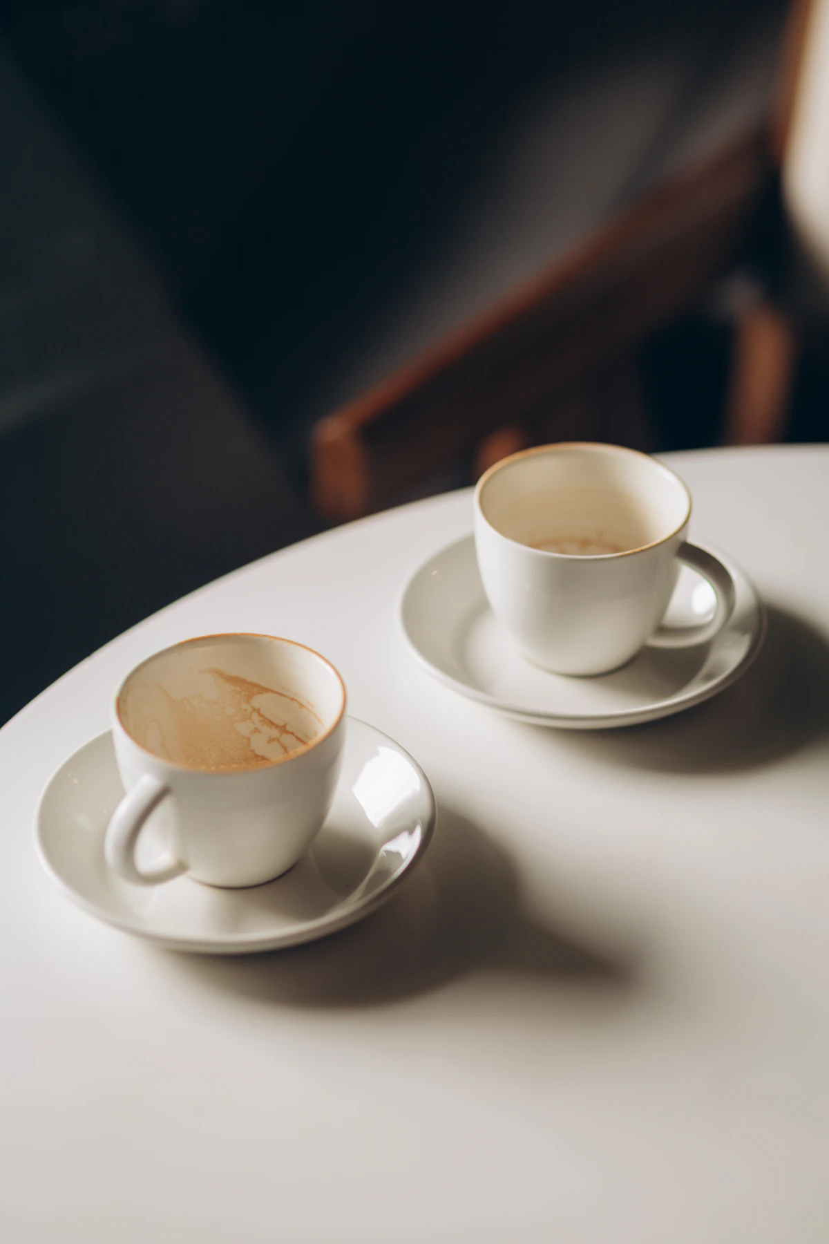 Kaffeetassen auf einem Tisch als Symbol für eine neue Morgenroutine ohne Zigarette