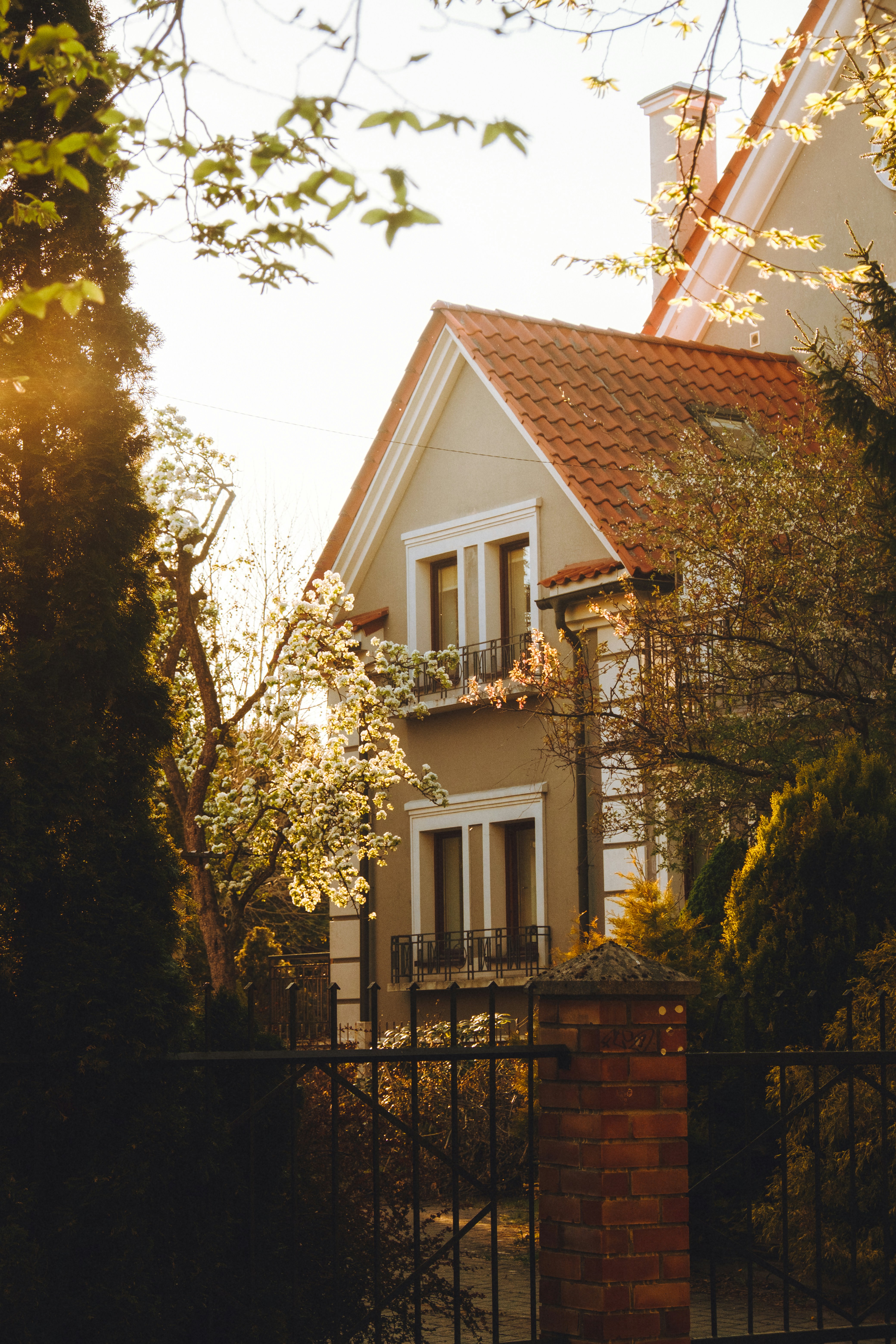 Una casa encantadora rodeada de árboles y flores.