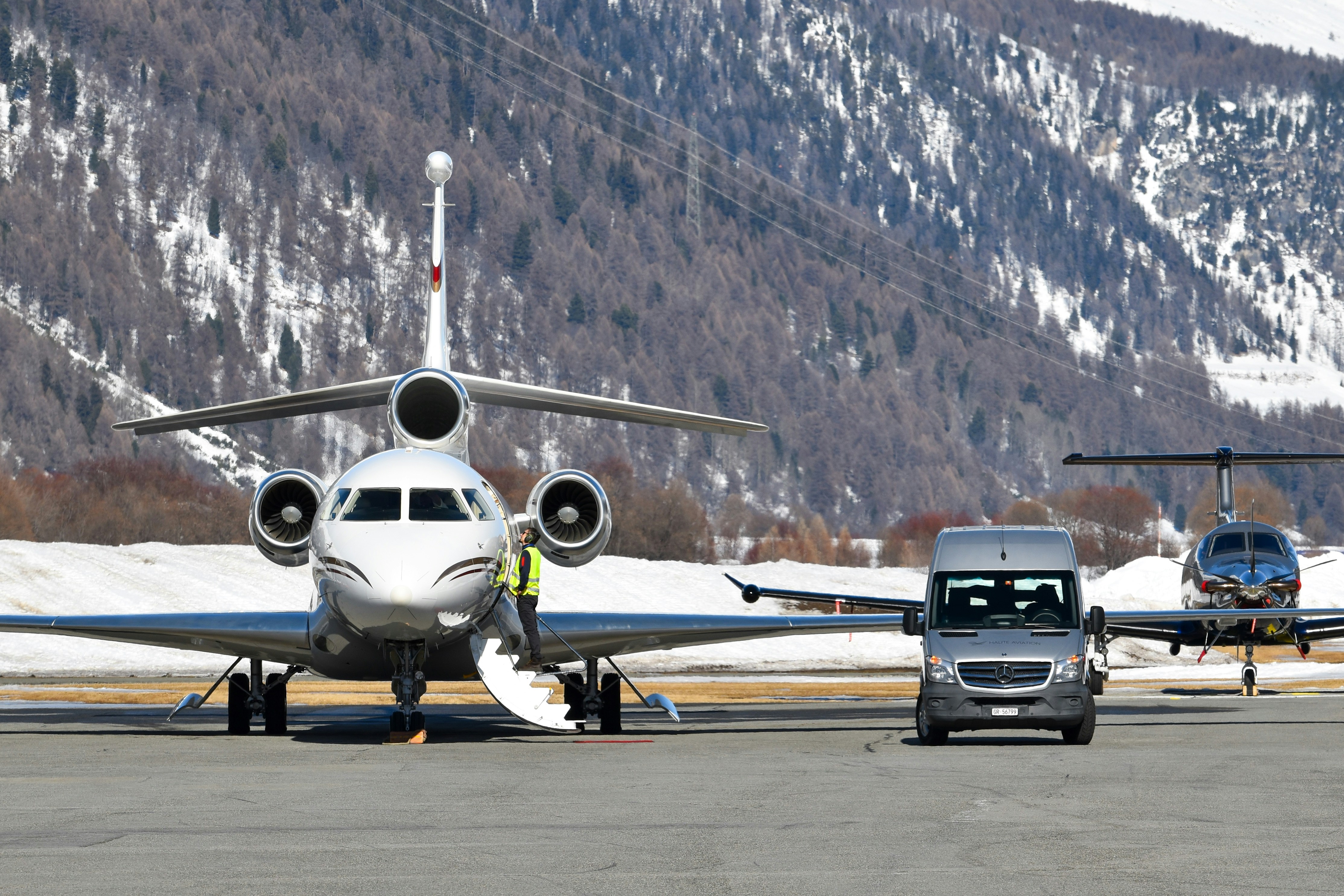 Privatjets und Van auf verschneitem Flughafenasphalt