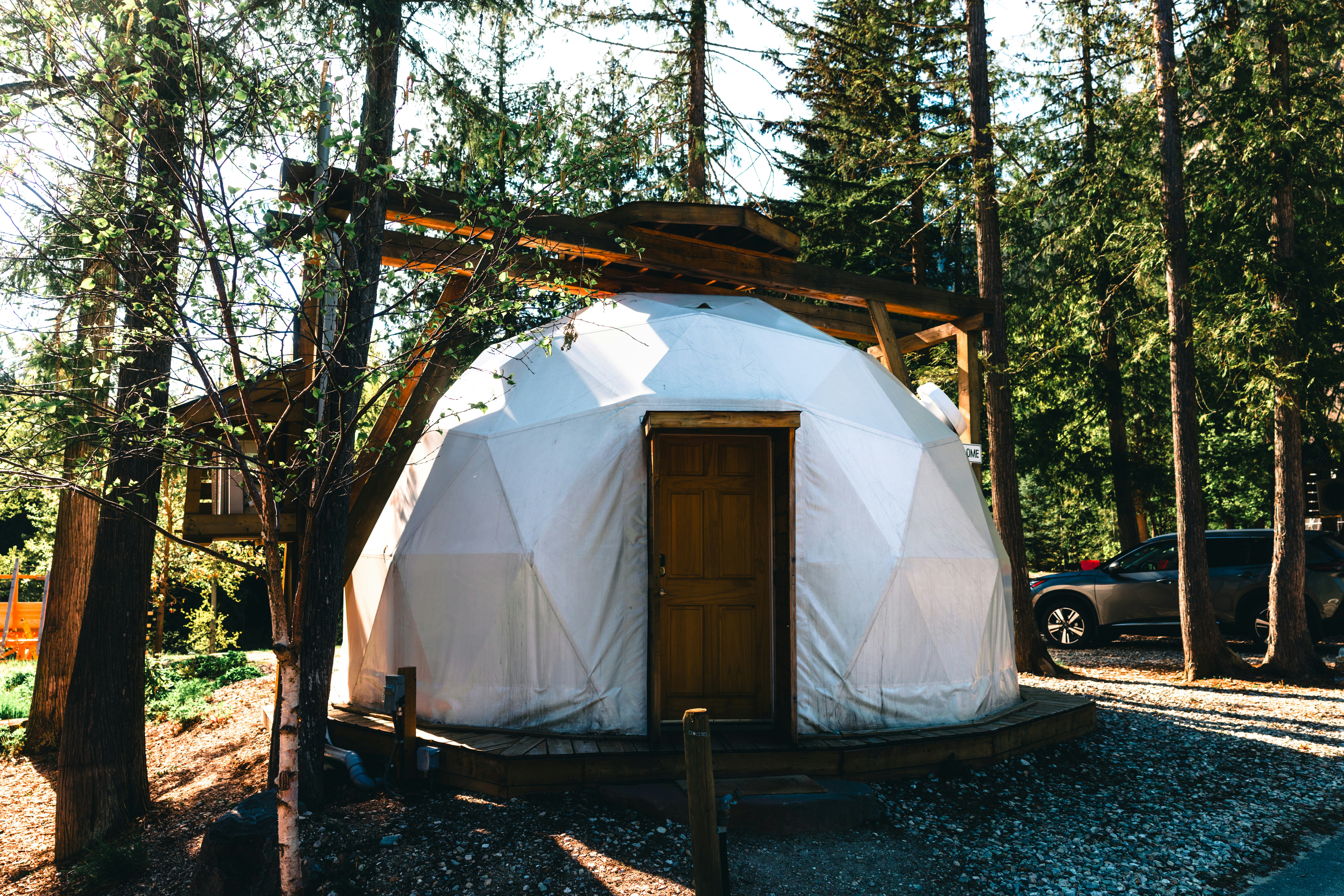 Tenda glamping a cupola geodetica in un contesto forestale