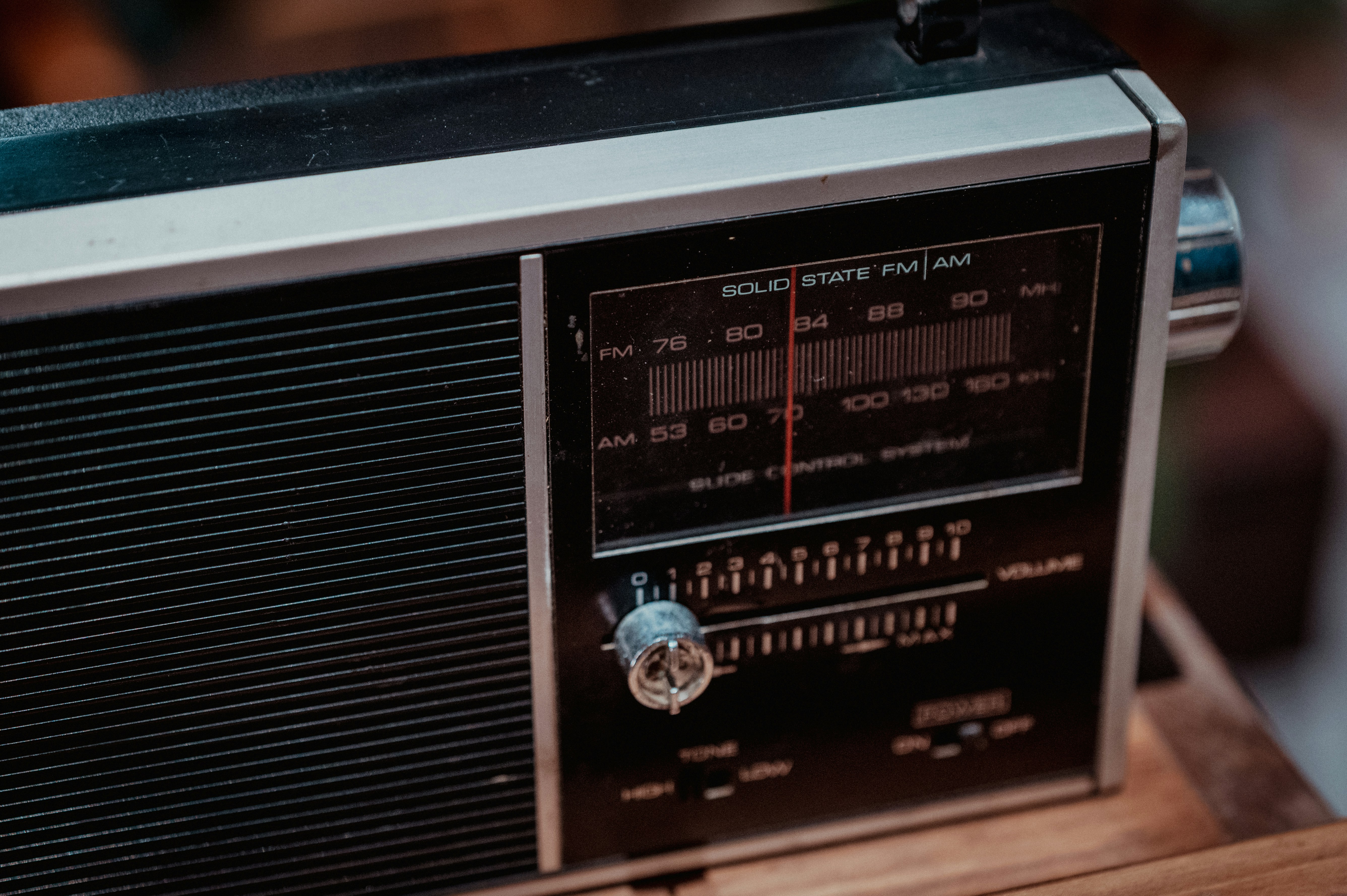 Radio transistor vintage dengan dial penyetelan