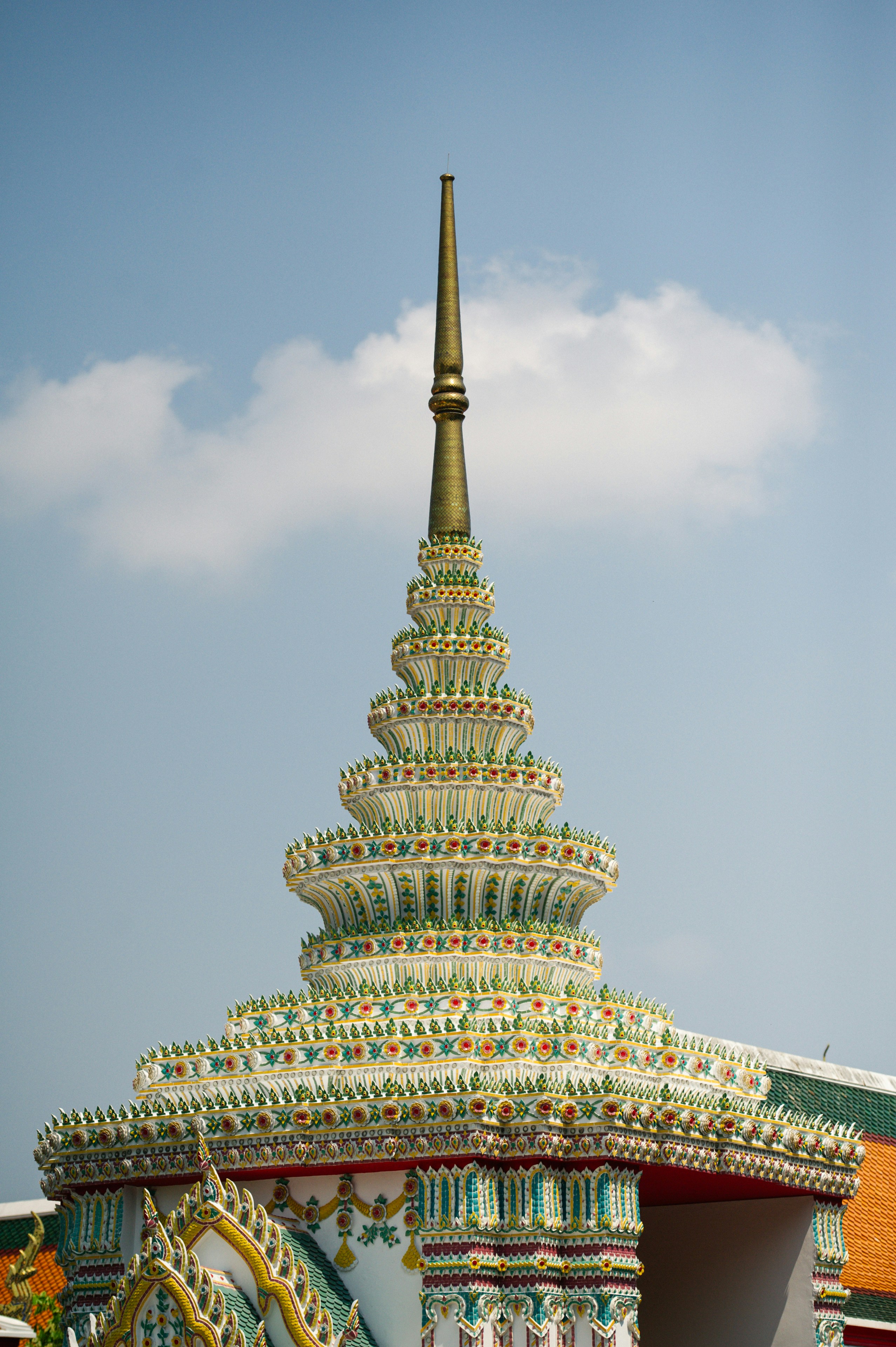 Torre ornamentada do templo contra um céu azul