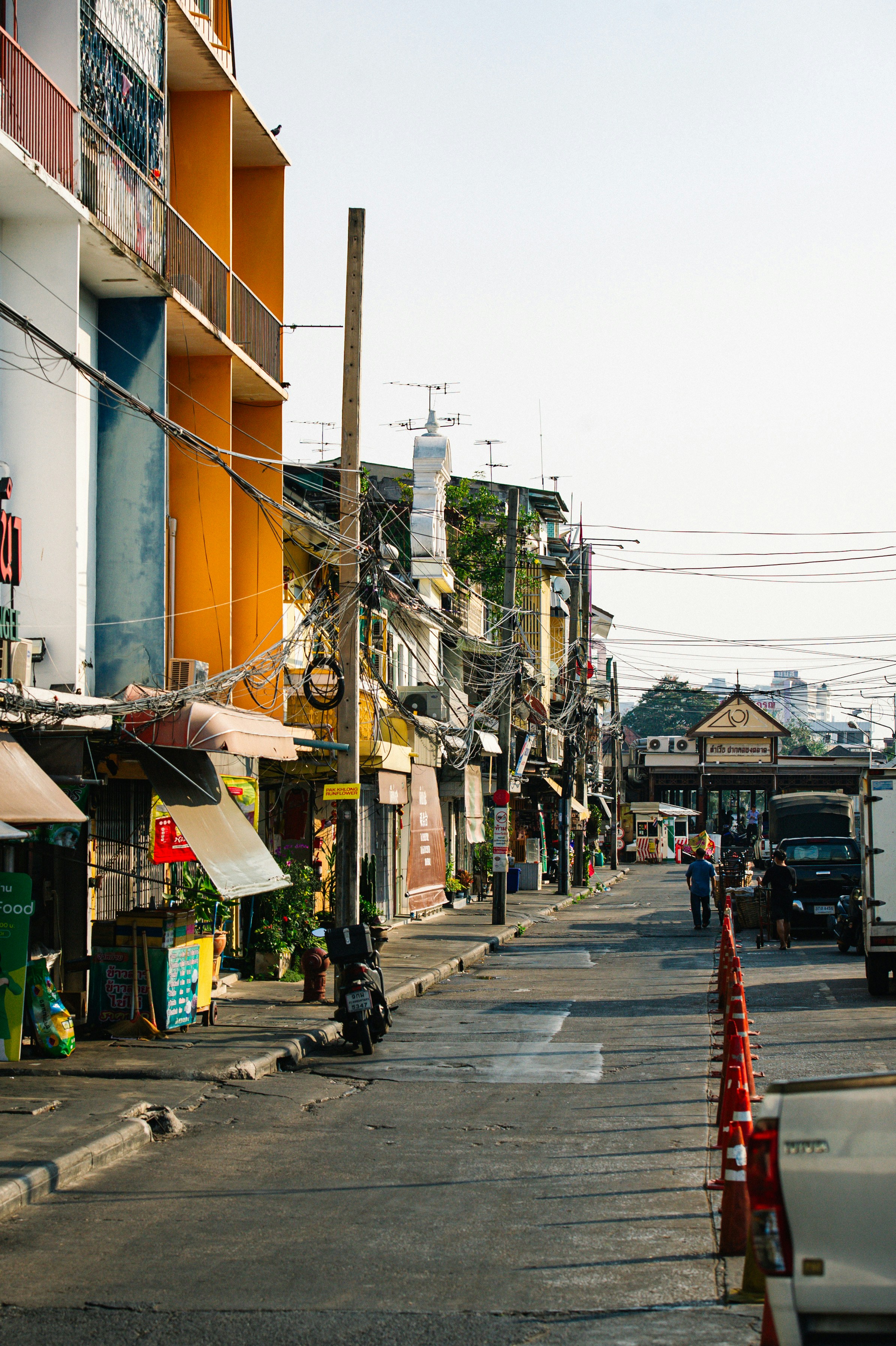 Uma rua ladeada por prédios e lojas em uma cidade.