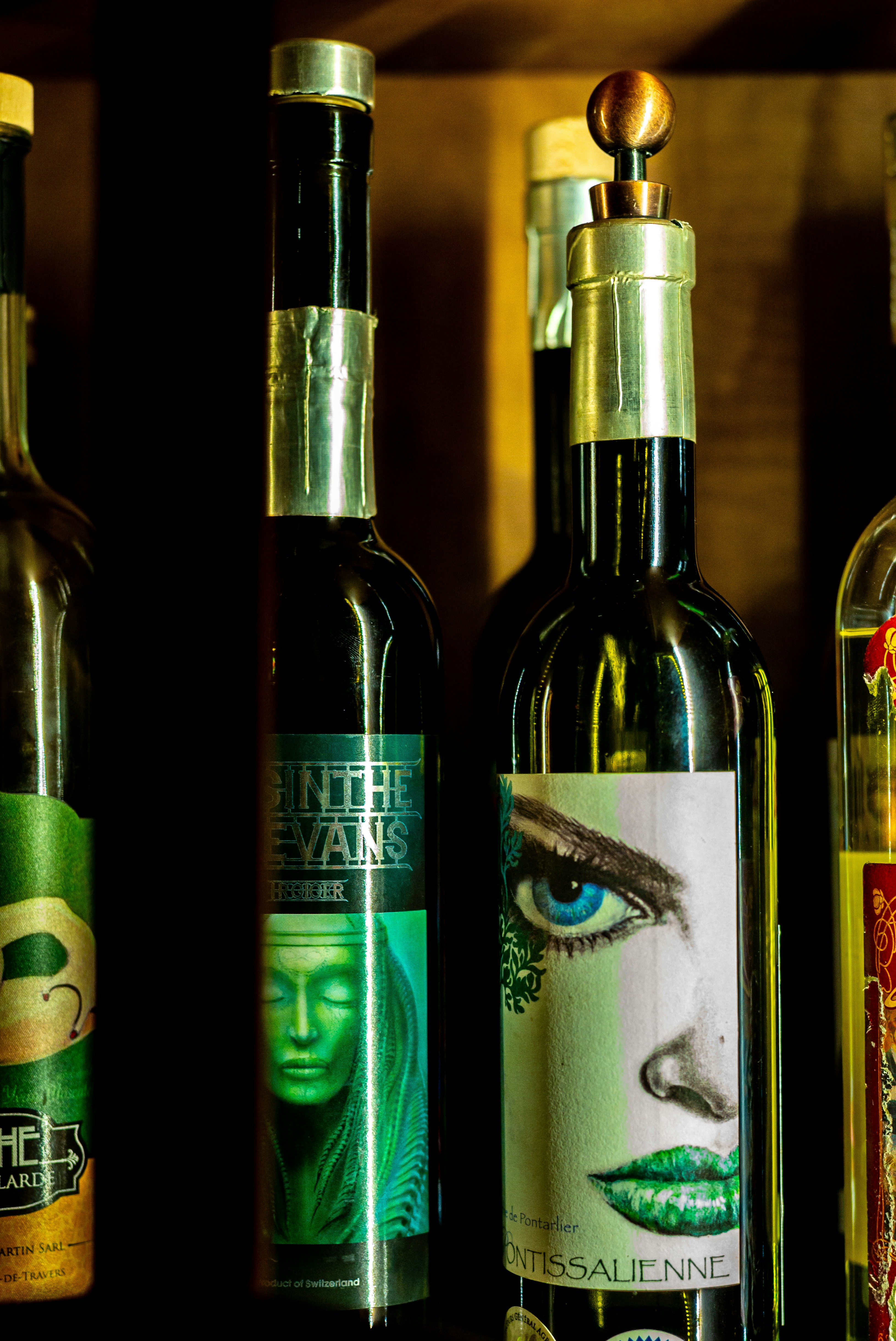 Plusieurs bouteilles d’absinthe avec des étiquettes artistiques