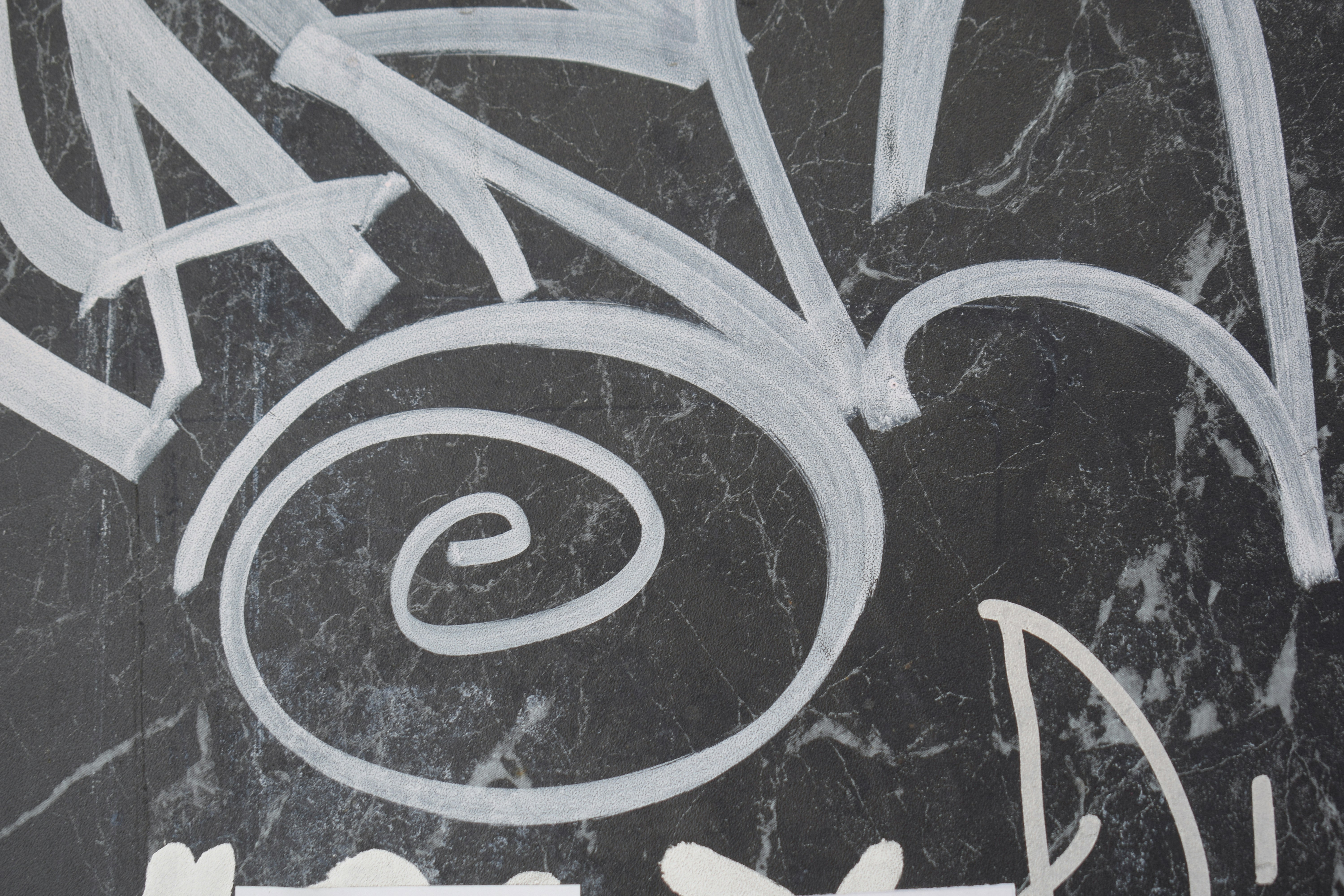 Grafite branco em uma superfície de mármore escuro