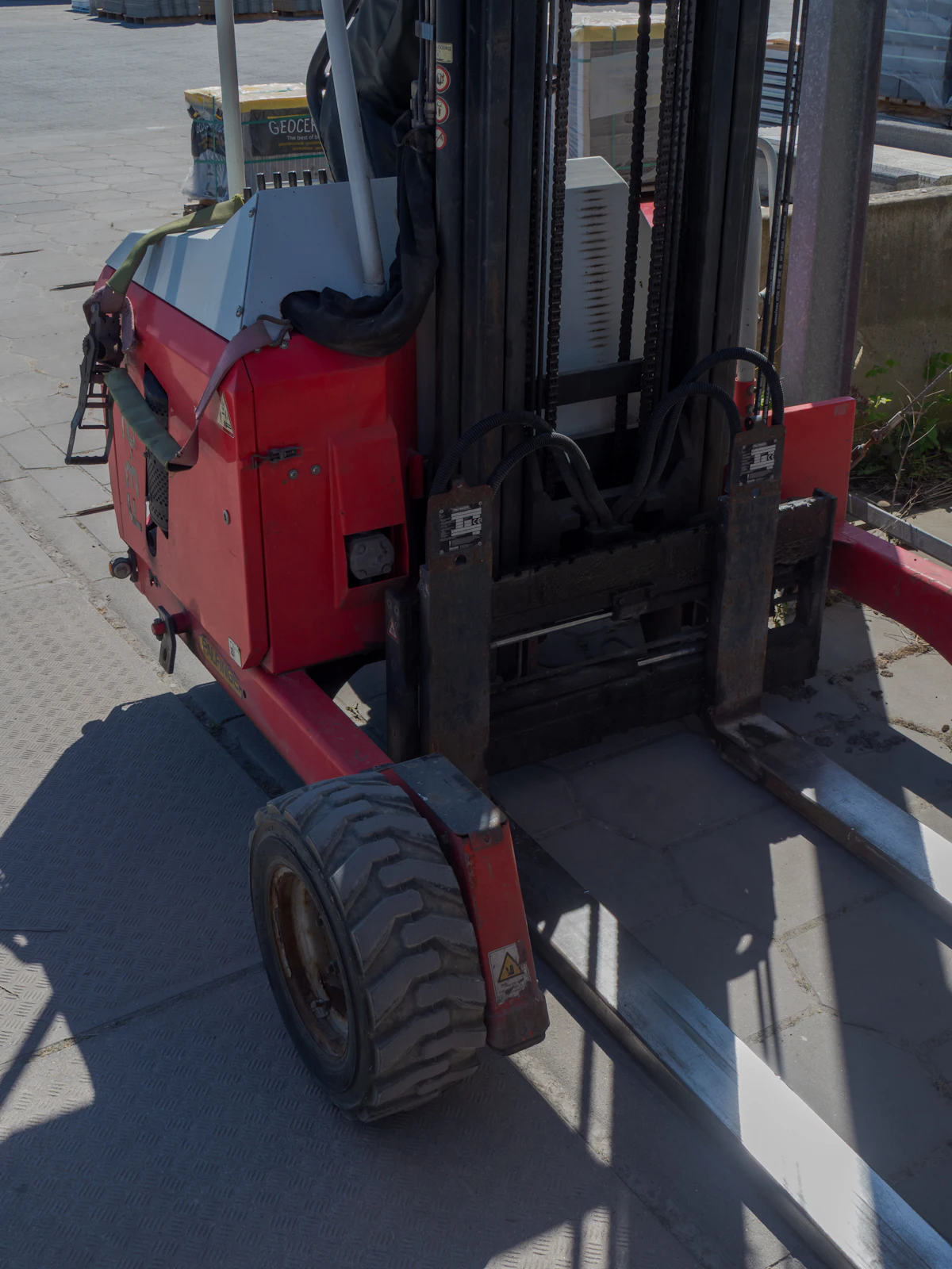 Heavy-duty forklift wheel and hydraulic assembly serviced in the field