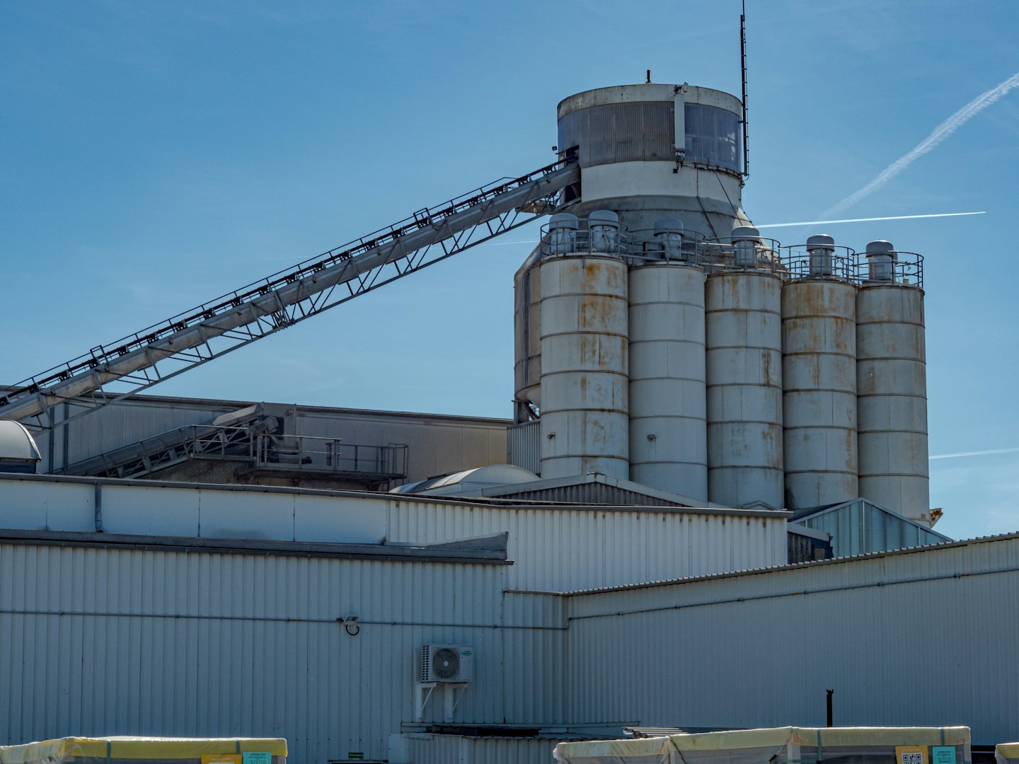 RMC batching plant — silos and conveyor