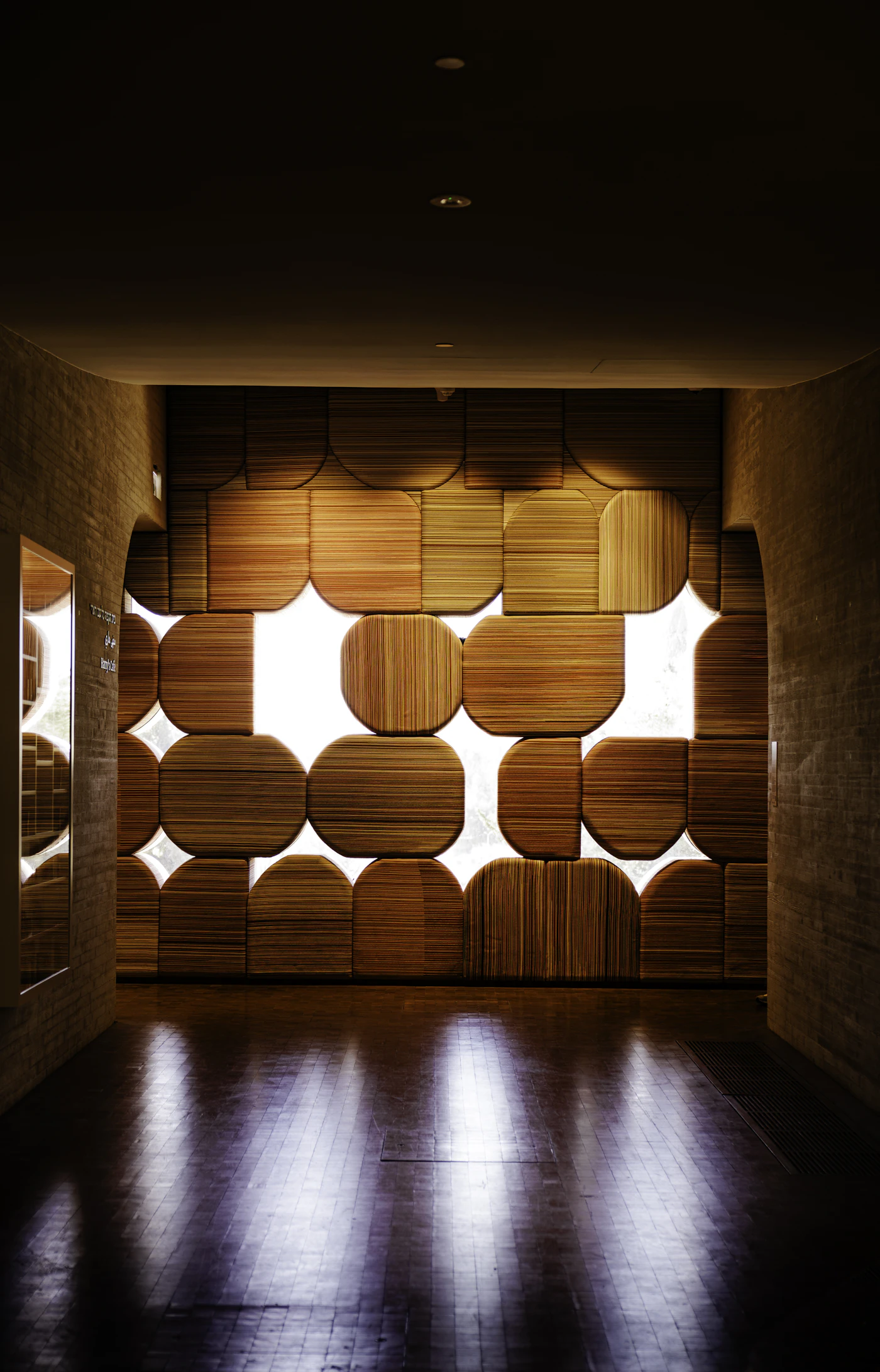 Wooden wall with a geometric pattern — the return of natural material textures and craft in contemporary interiors