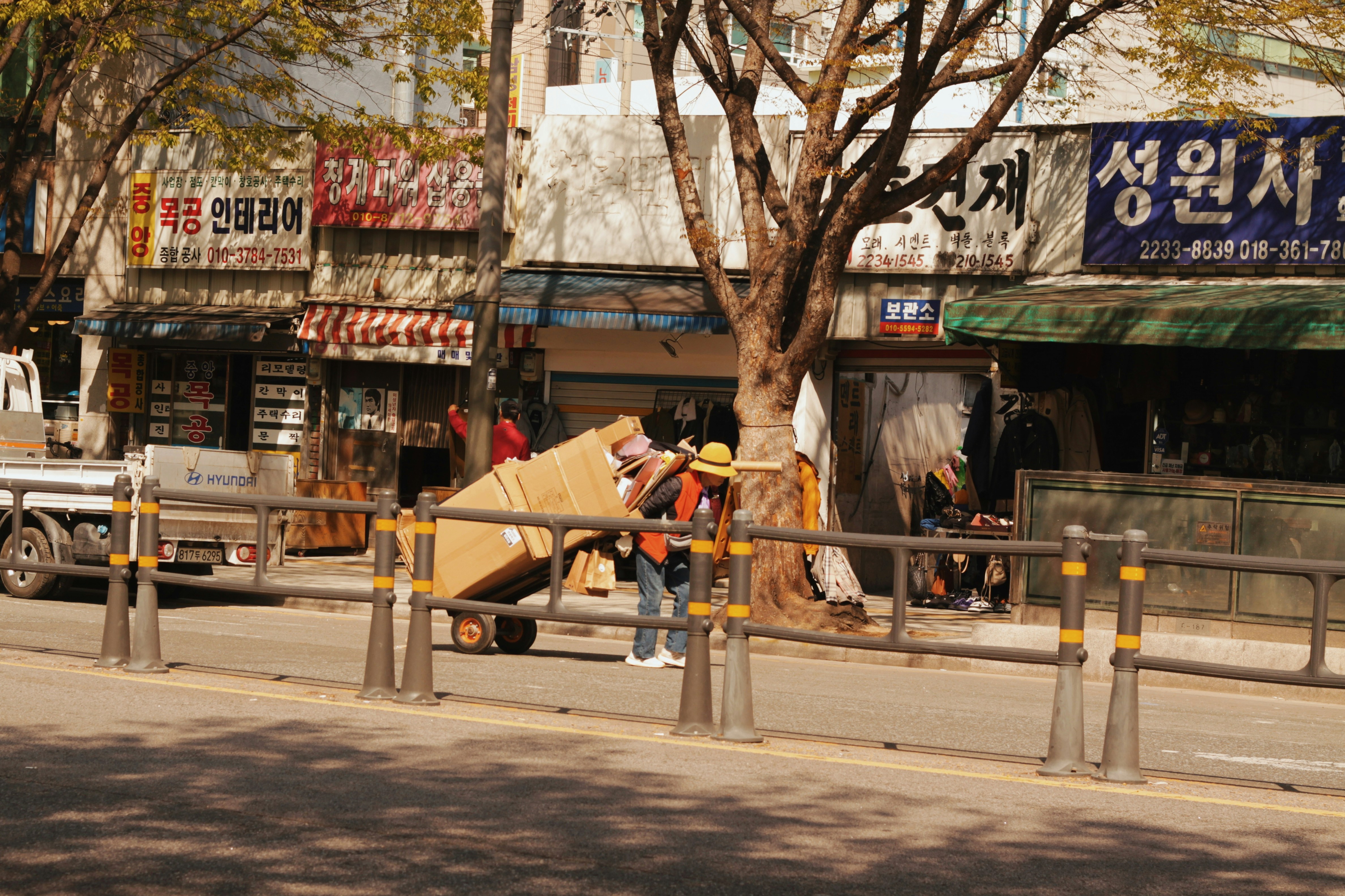 Pessoas movendo caixas grandes na rua