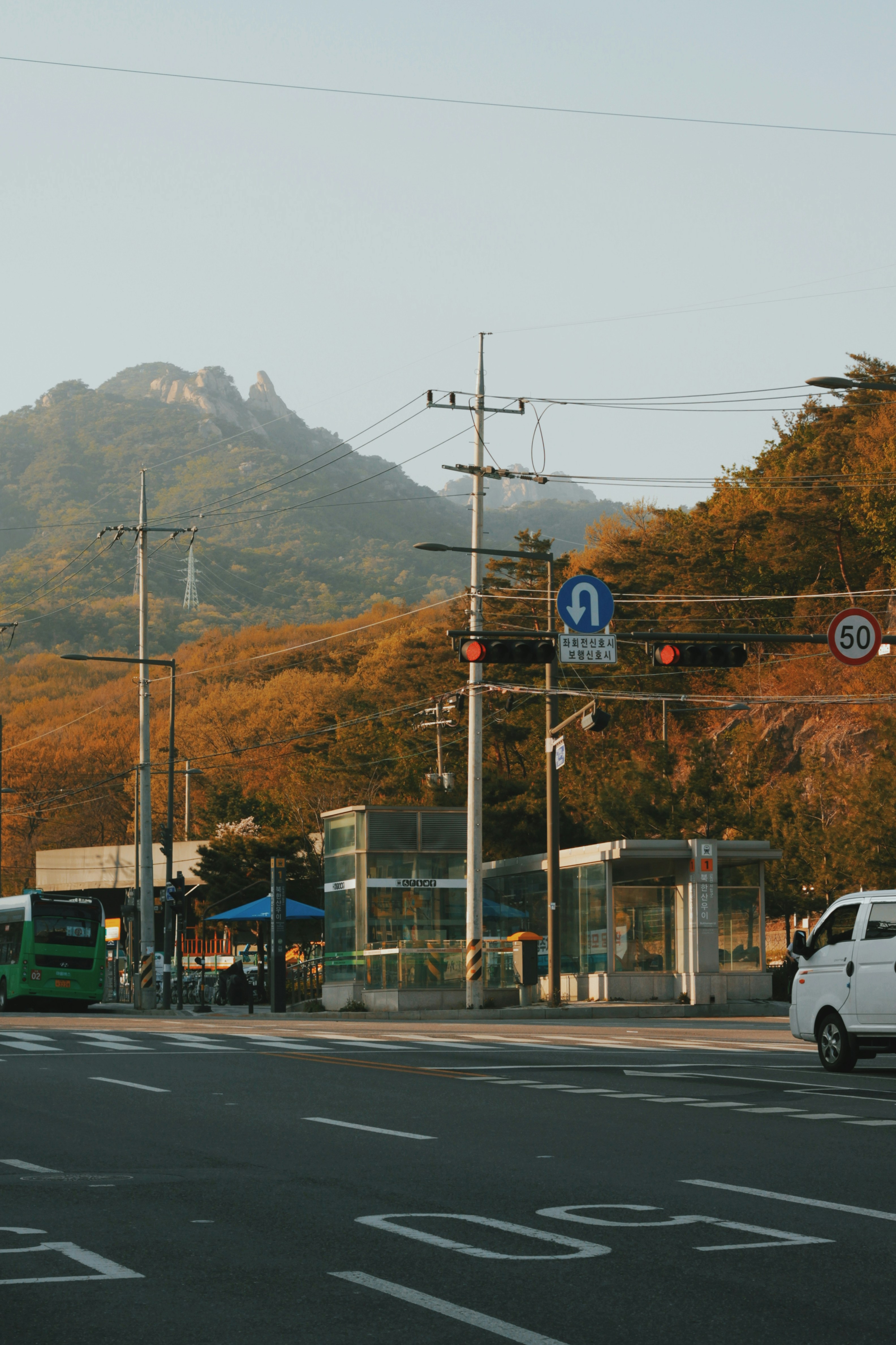 Rua da cidade com montanhas e árvores de outono ao fundo