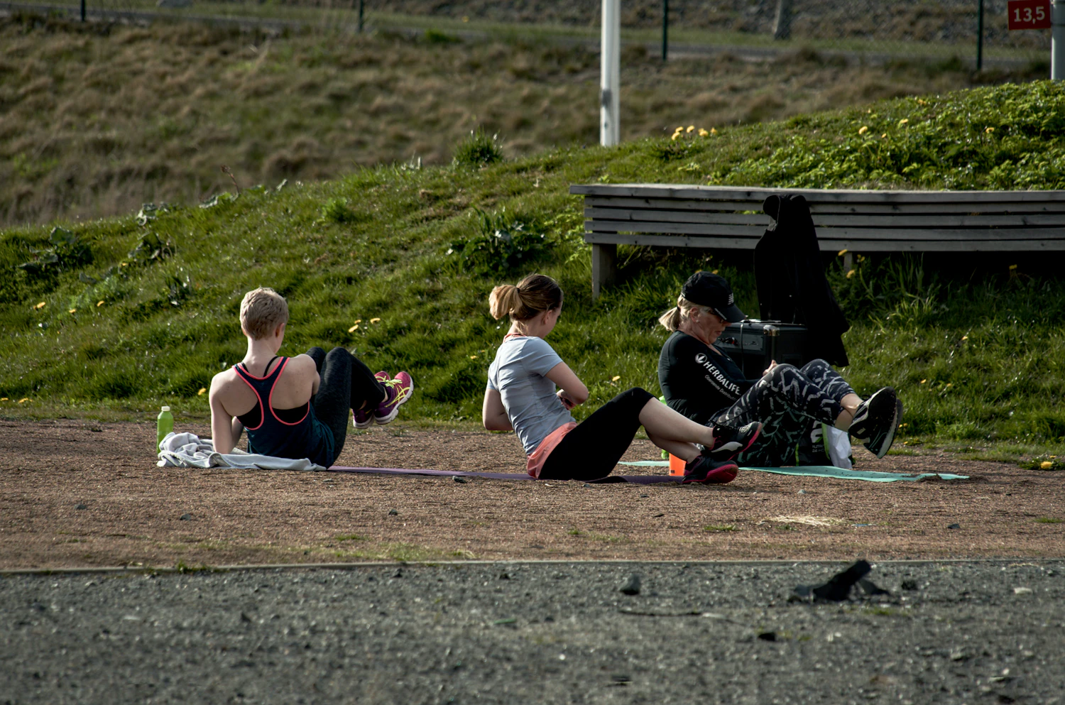 Menschen trainieren gemeinsam an einem sonnigen Tag im Freien