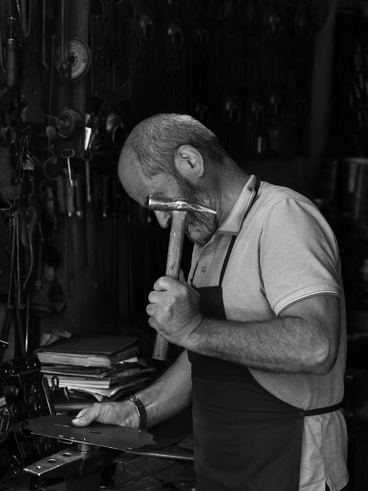 Artisan qualifié au travail, savoir-faire et précision