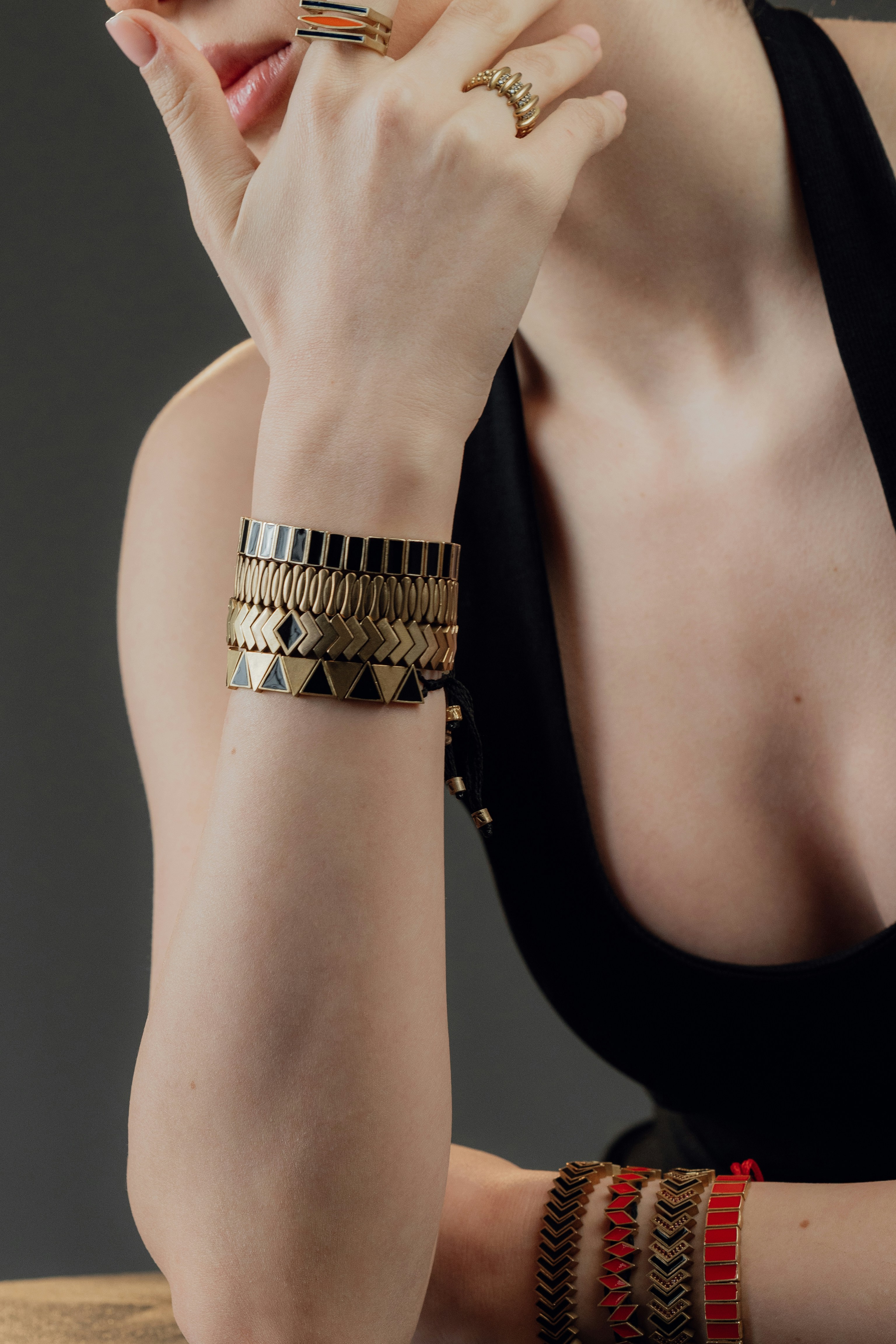 Mulher usando pulseiras empilhadas e anéis