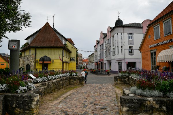 Cobblestone street with colorful buildings and flowers — Cēsis, Latvia