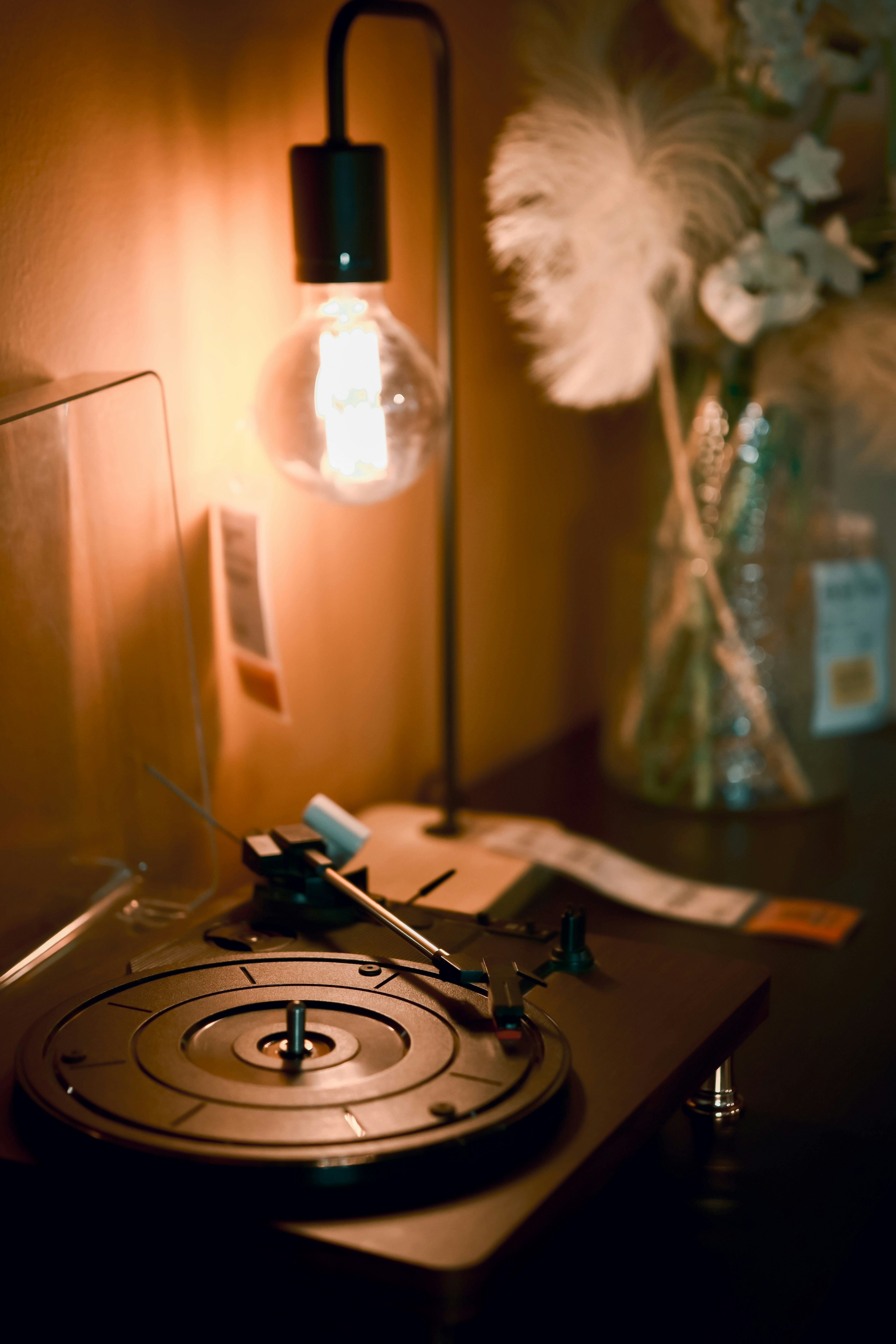Vintage-Plattenspieler mit leuchtender Lampe.