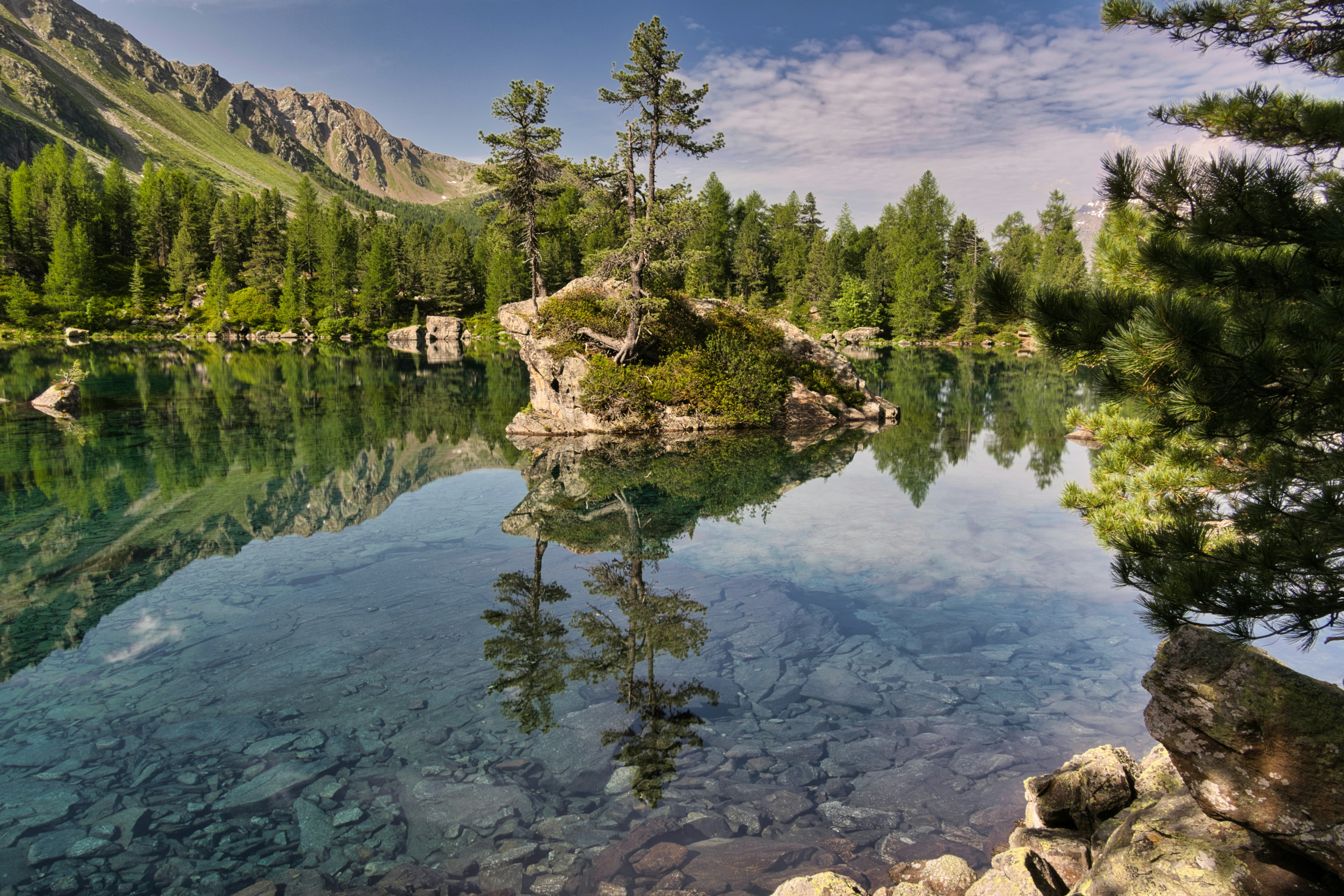 Malerische Berglandschaft mit klarem See