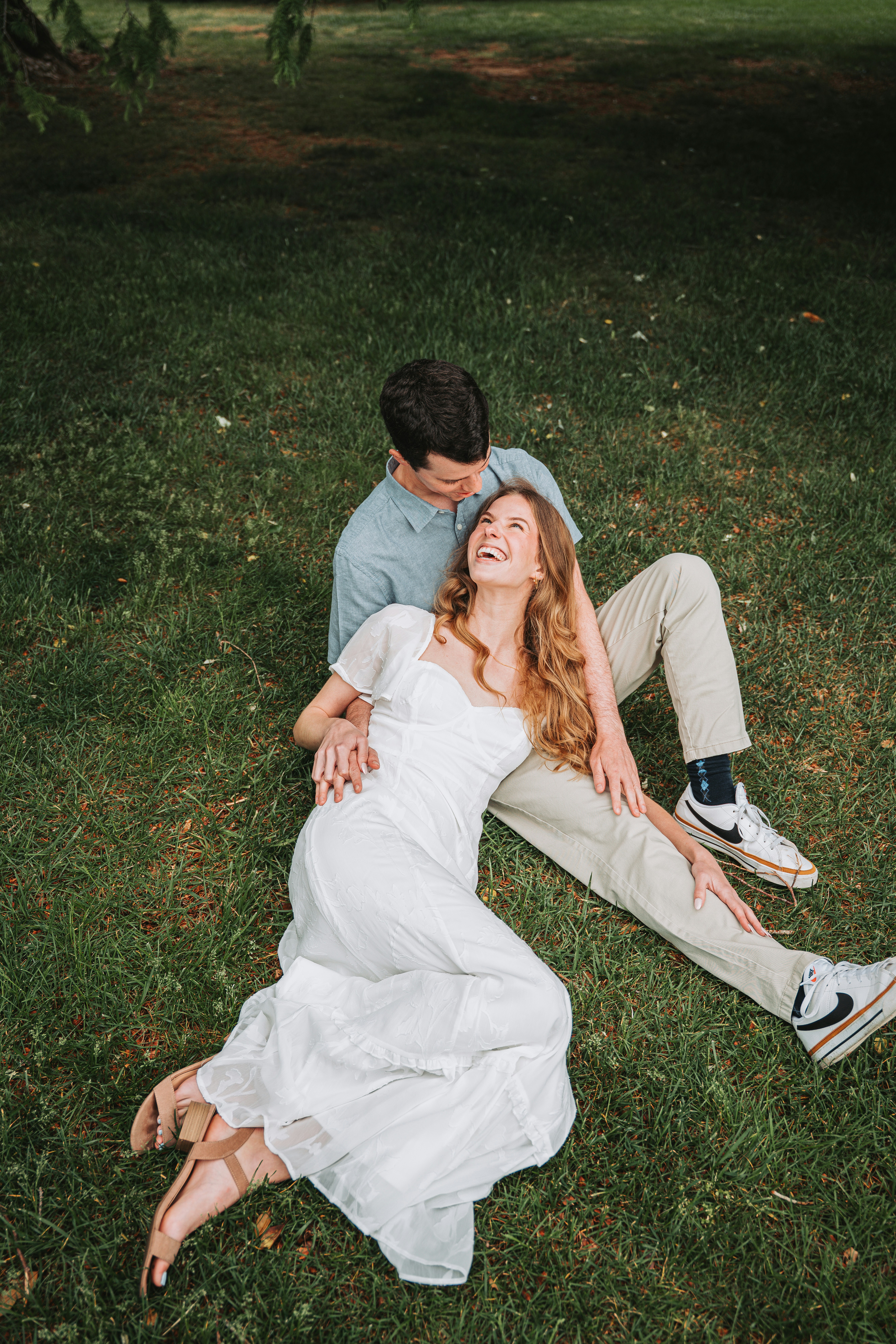 Casal relaxando na grama de um parque