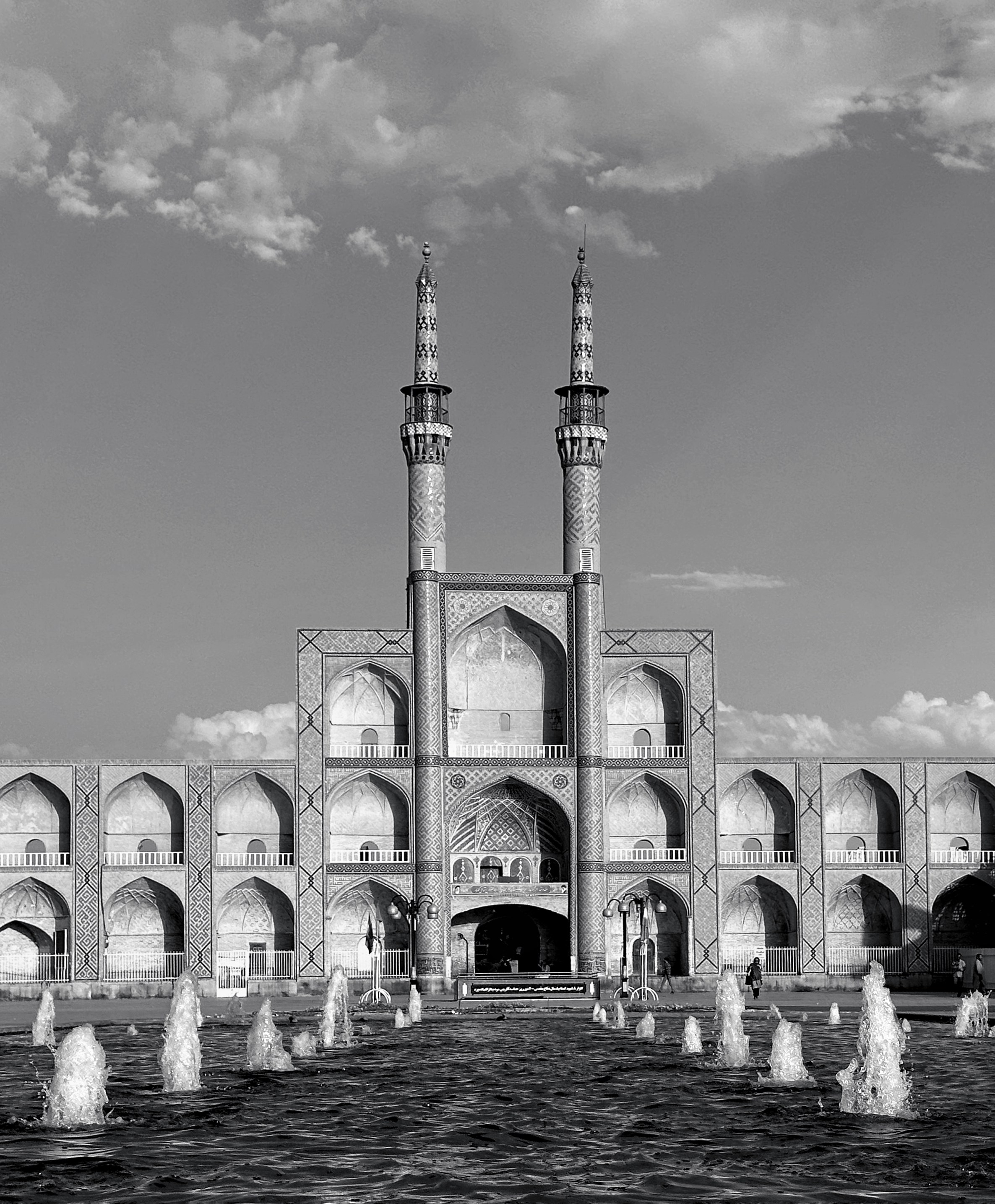 Grande mosquée avec deux minarets et fontaines
