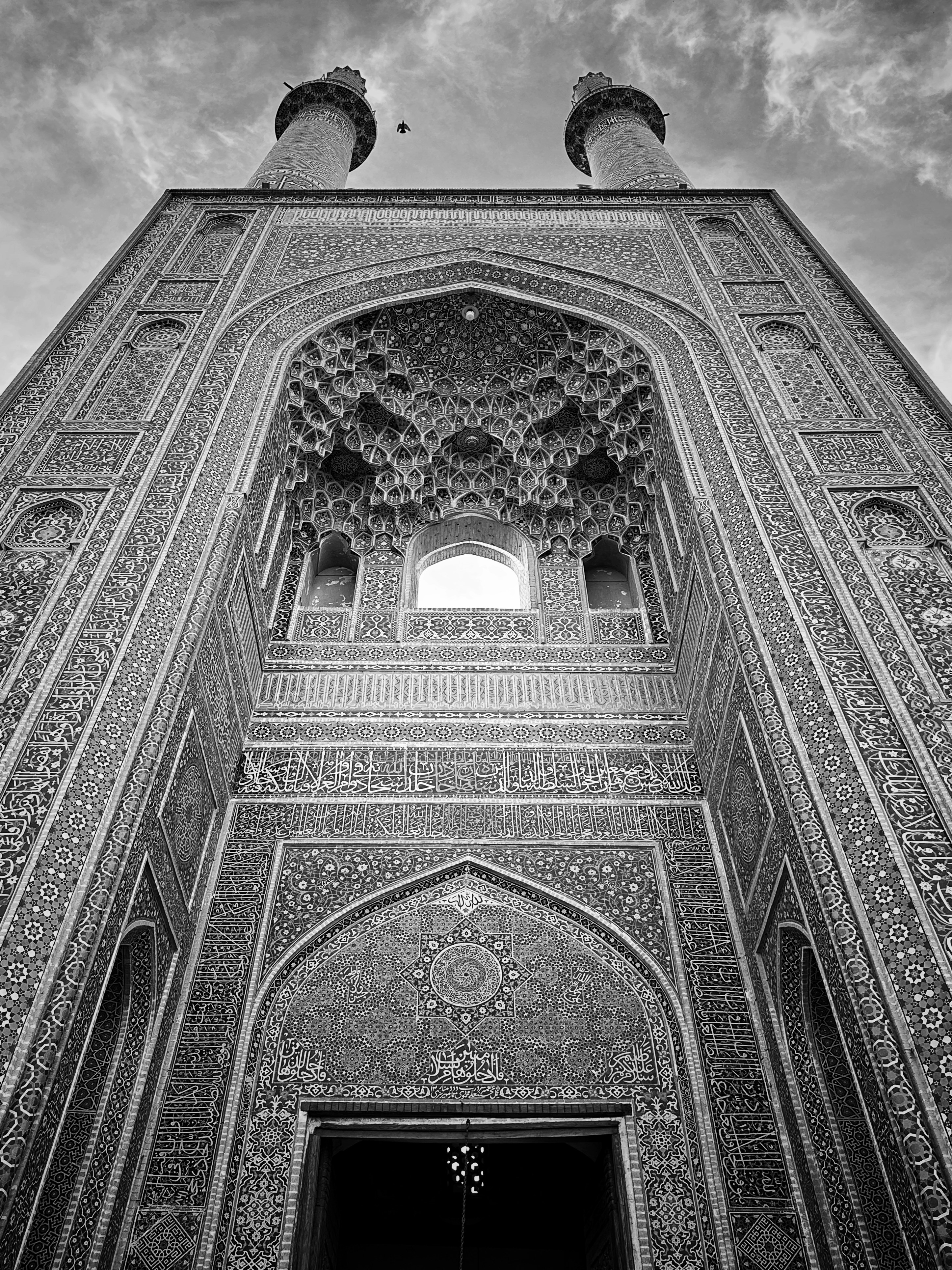 Façade ornée d’une mosquée avec deux minarets.