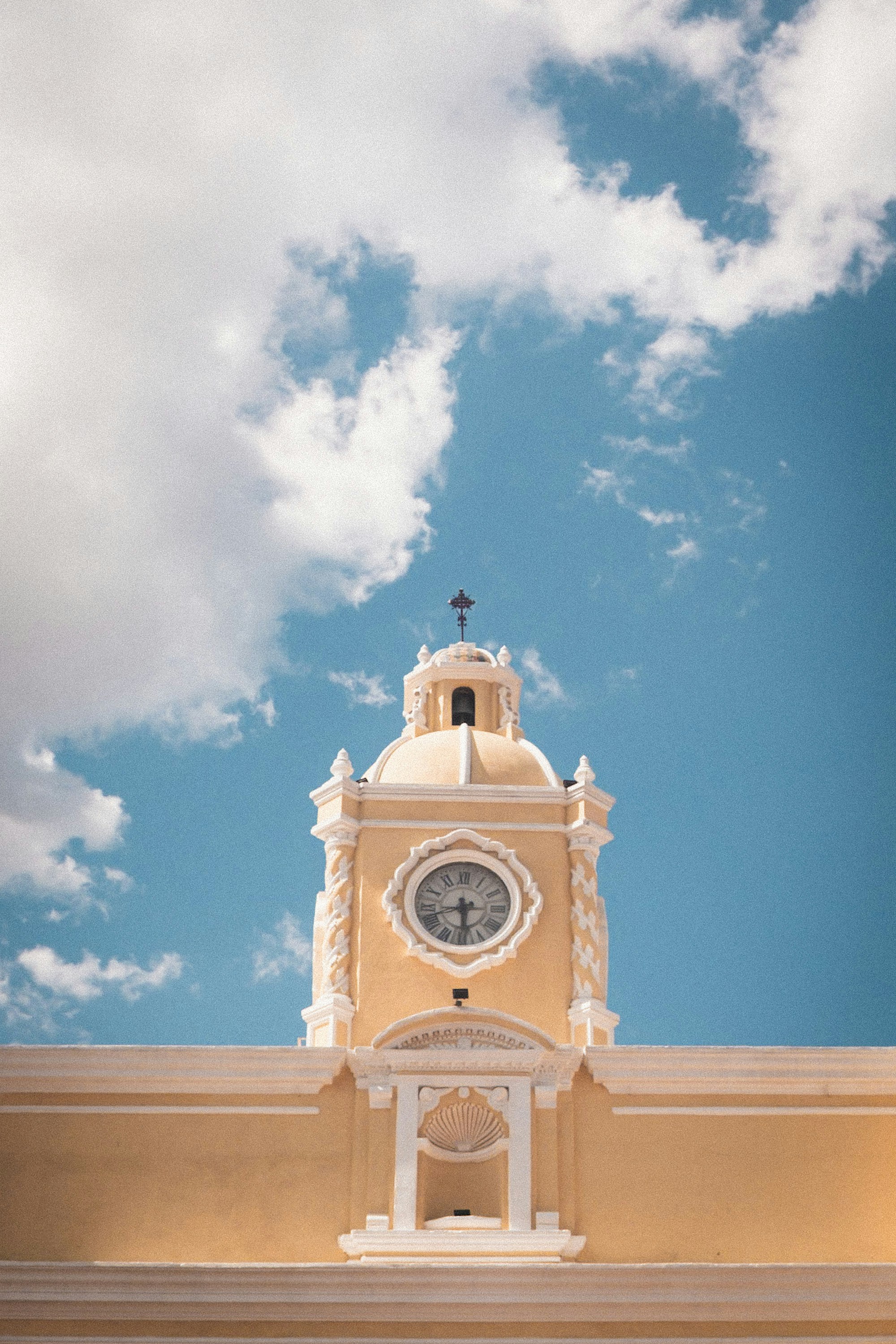 Tour d’horloge jaune sur un ciel bleu