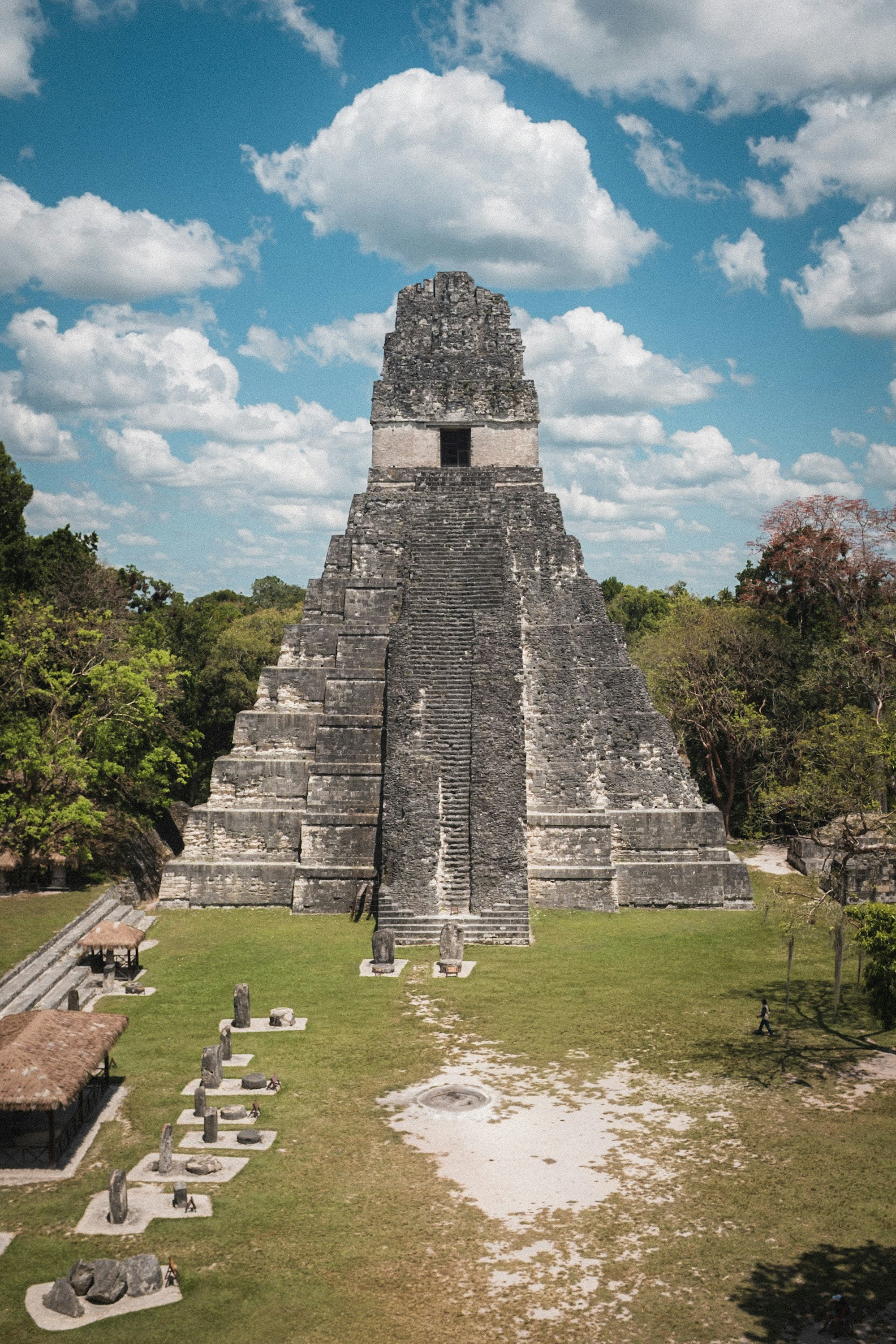 Ancien temple pyramidal maya entouré d’une jungle verdoyante.