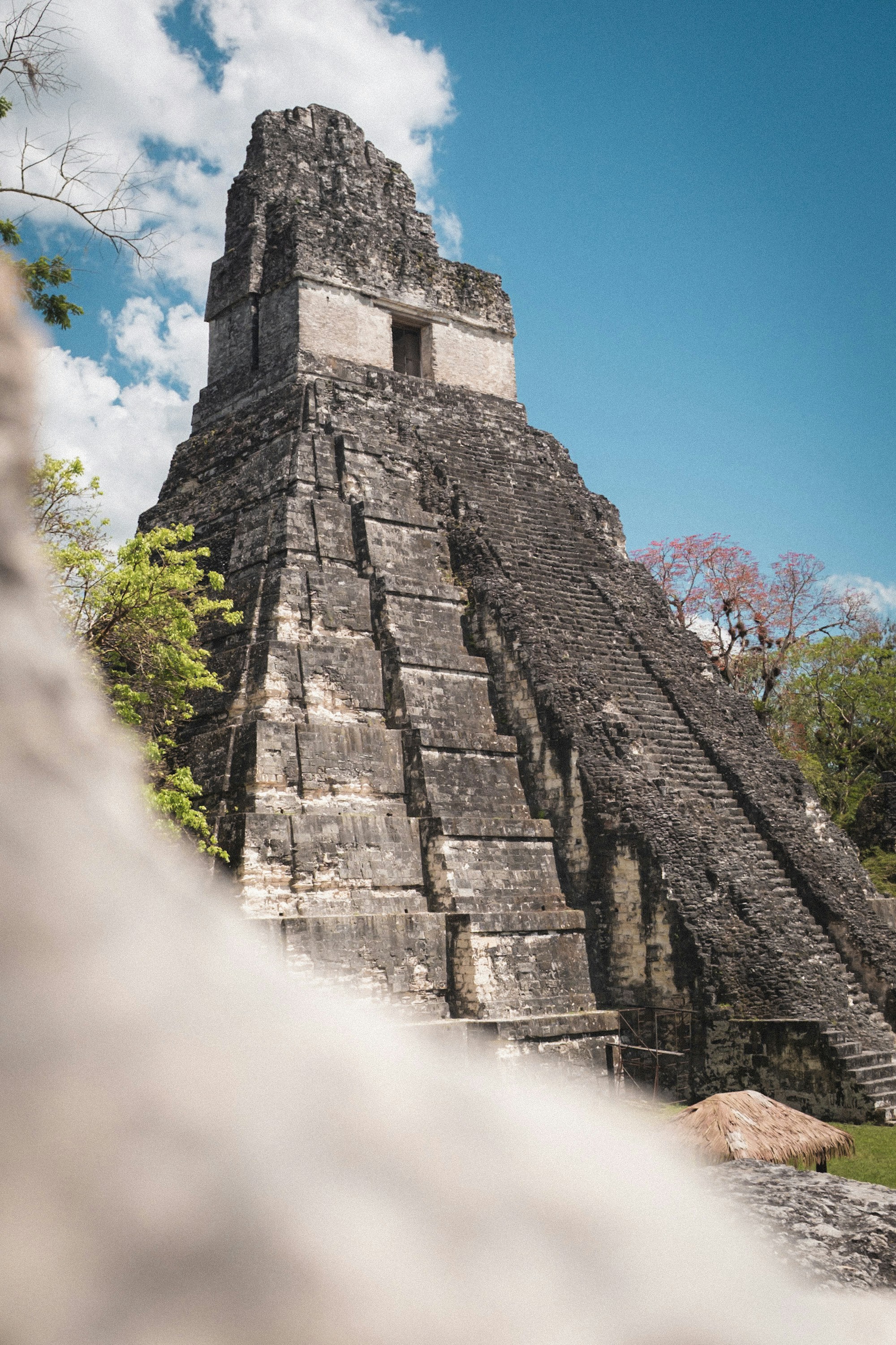 Ancienne pyramide maya contre un ciel bleu vif