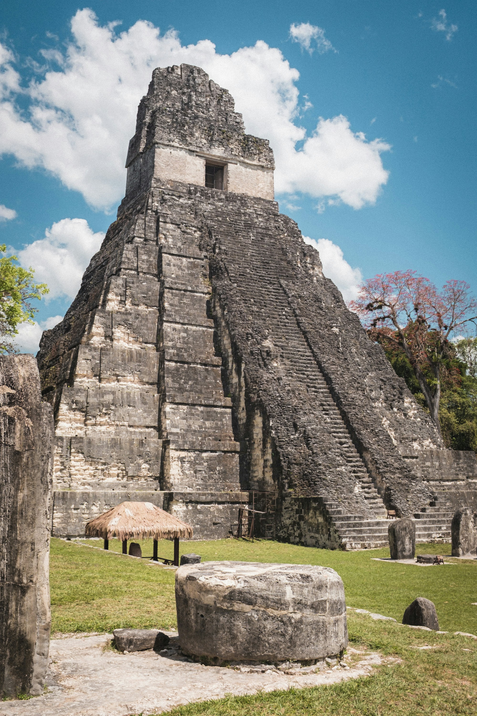 Pyramide maya ancienne avec des ruines de pierre et un ciel bleu