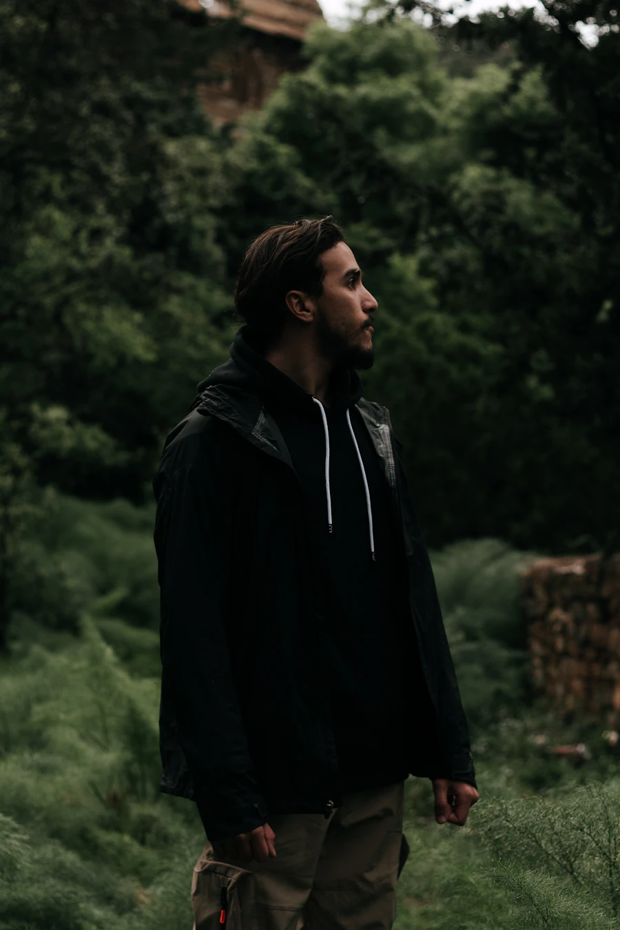 Hombre con campera de abrigo Legacy al aire libre, estilo clásico de campo
