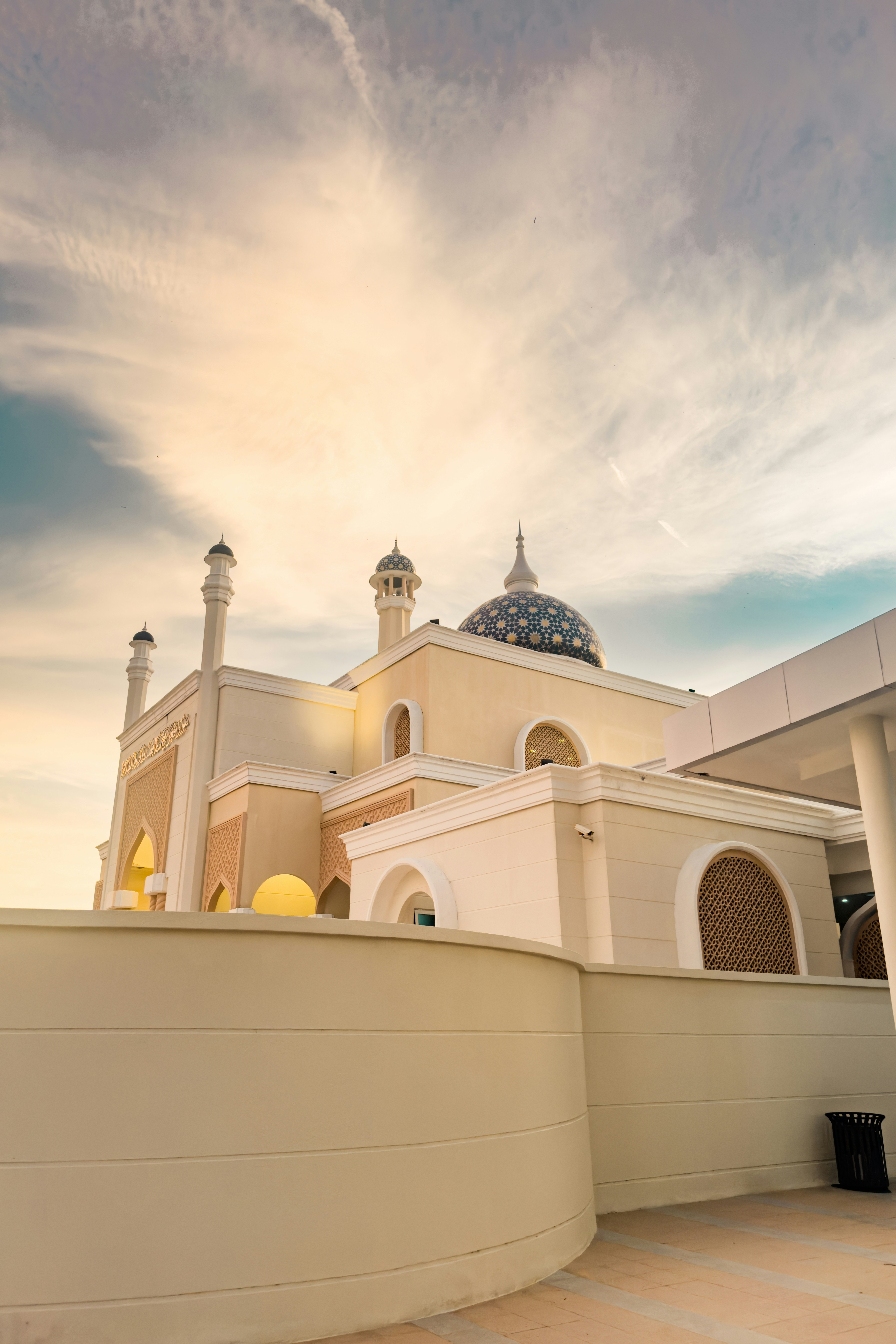 Travelers learning Brunei cultural etiquette near a mosque in Bandar Seri Begawan