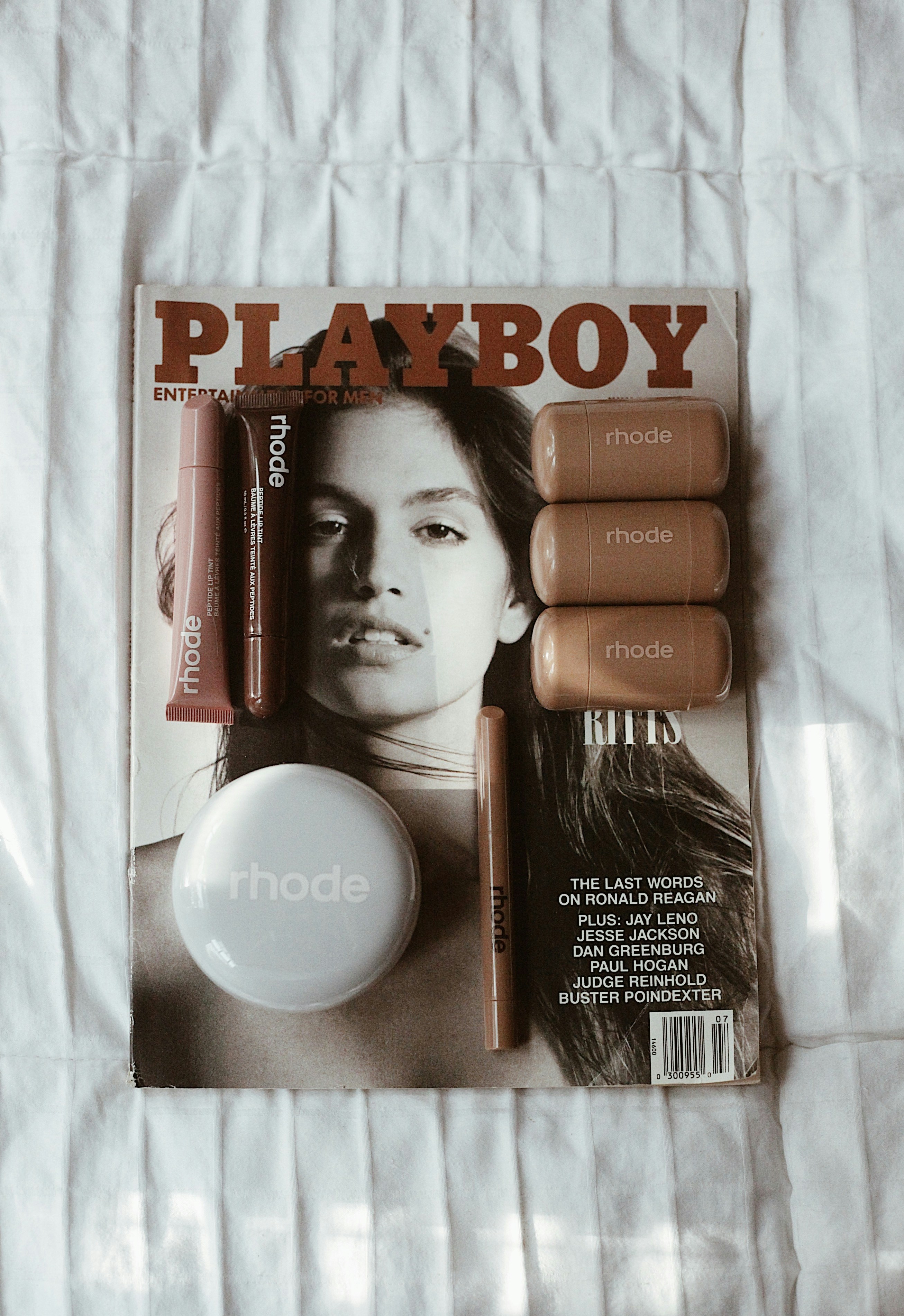 Des cosmétiques disposés sur la couverture d’un magazine Playboy.