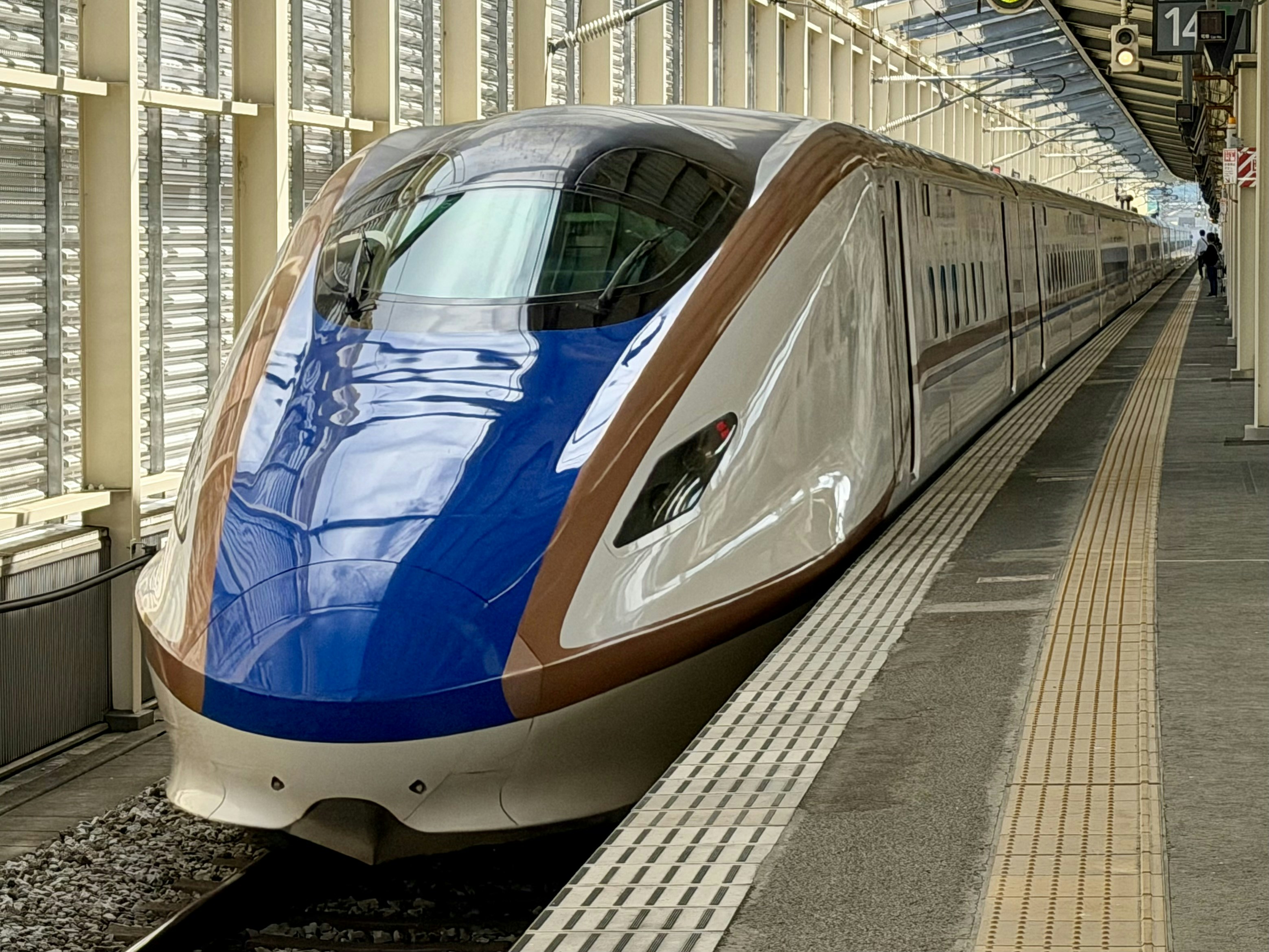 Un treno proiettile moderno e elegante su una banchina della stazione.