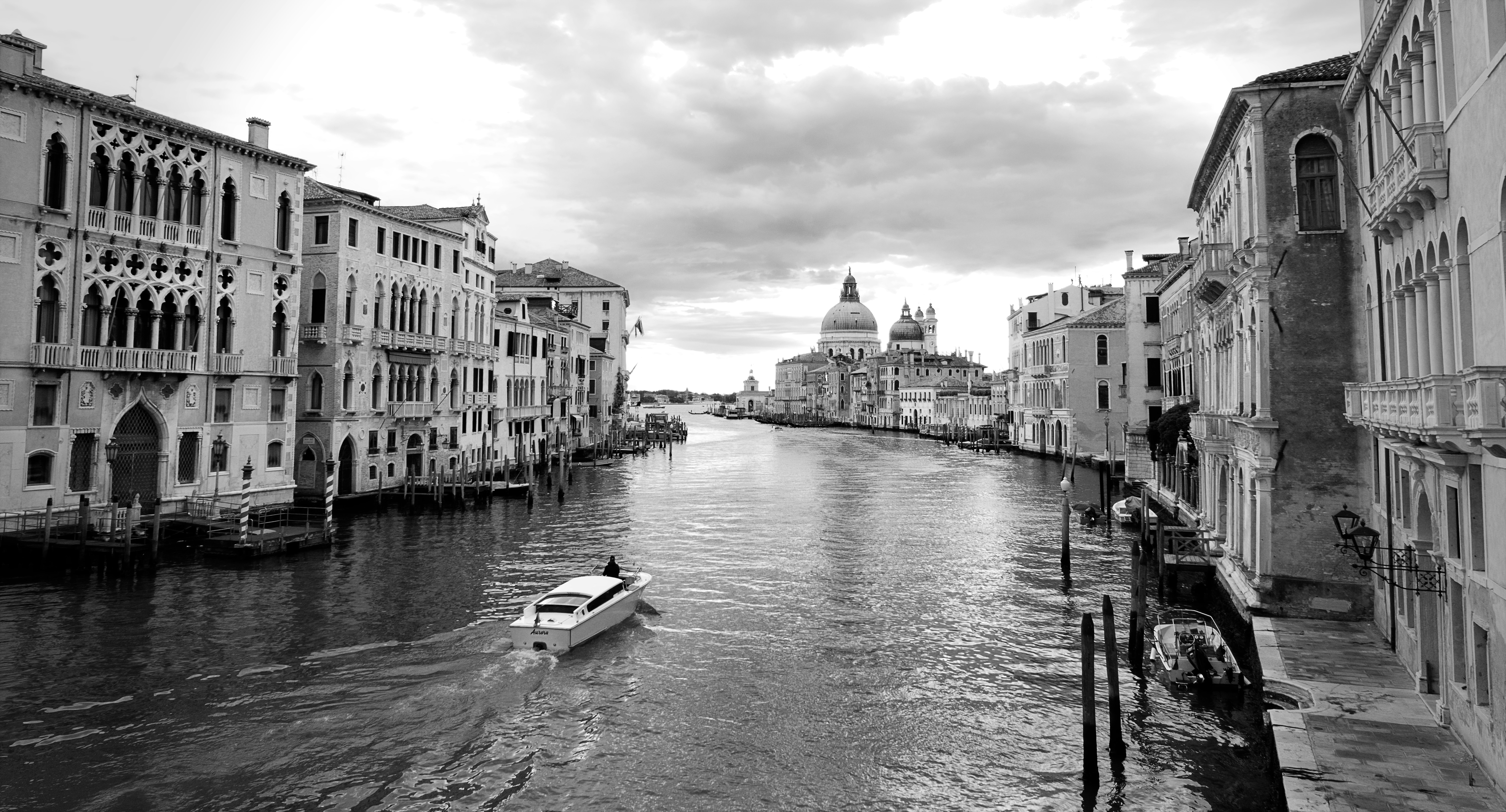 Un bateau descend un canal à Venise, en Italie.