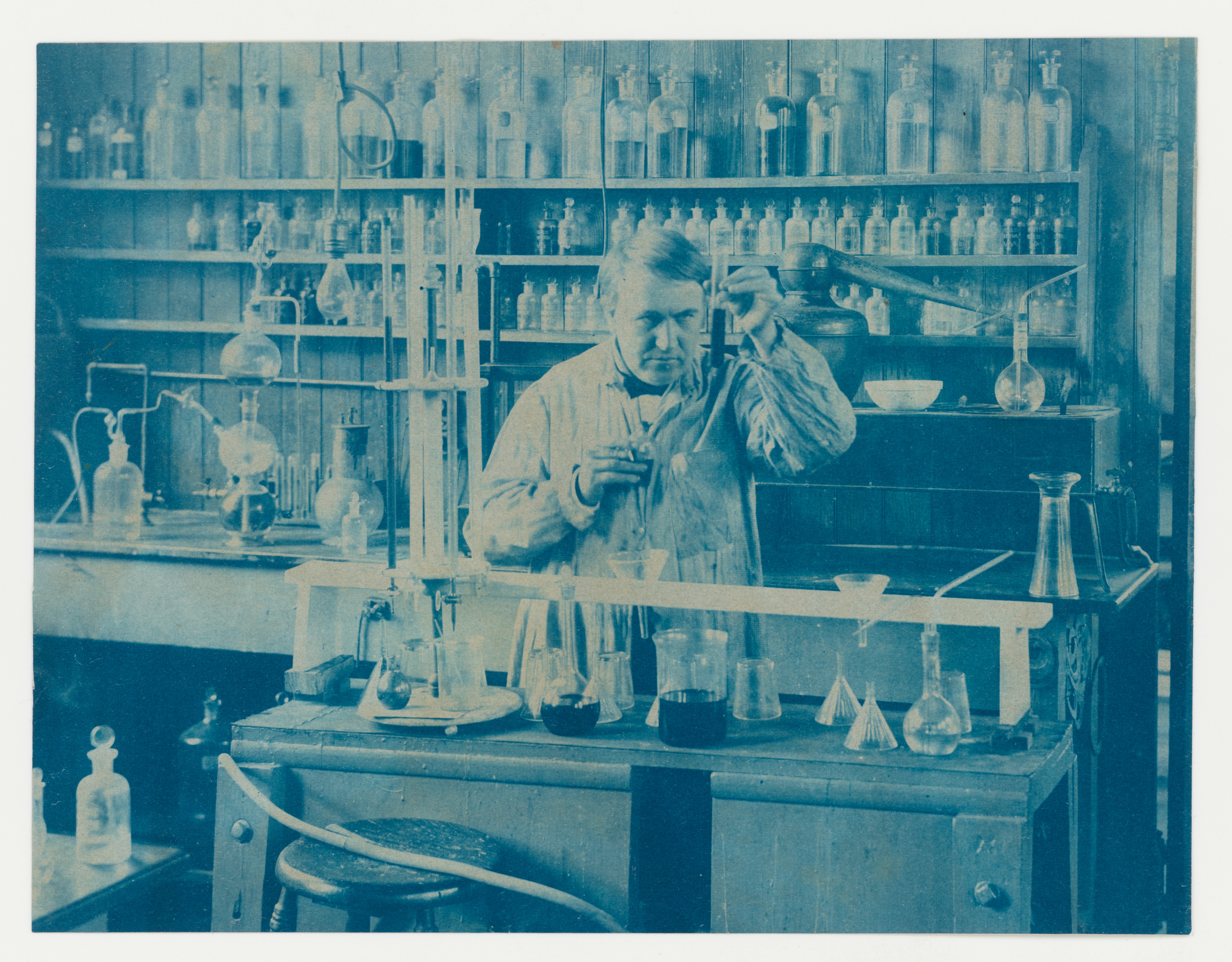 Scientifique travaillant dans un laboratoire vintage avec de la verrerie.