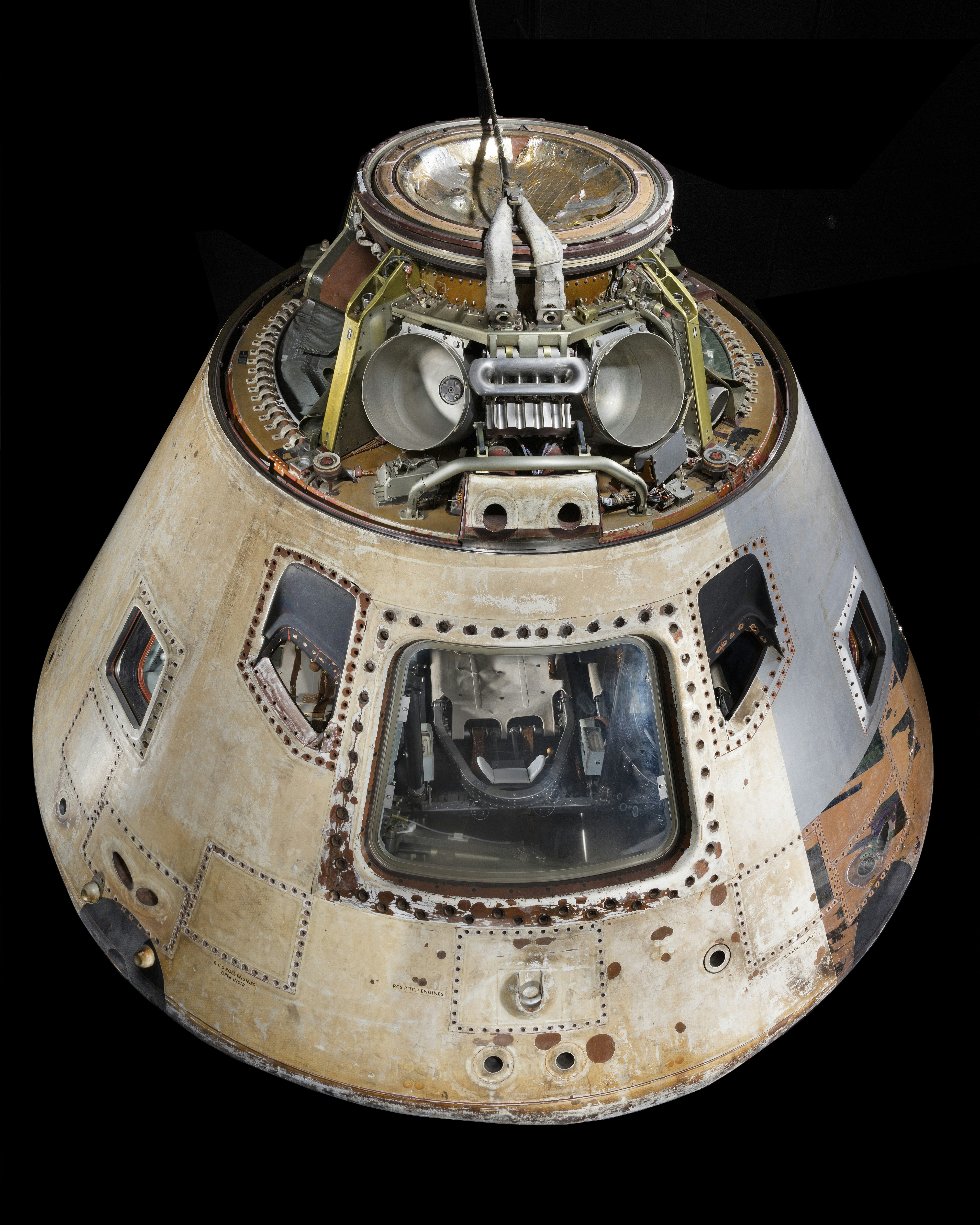 Skylab 4 Command-Module (A19761032000) at the Smithsonian Institution National Air and Space Museum. Photo taken by Eric Long. Photo taken on August 29, 2017. (A19761032000_T8A0396) (NASM2018-10156).