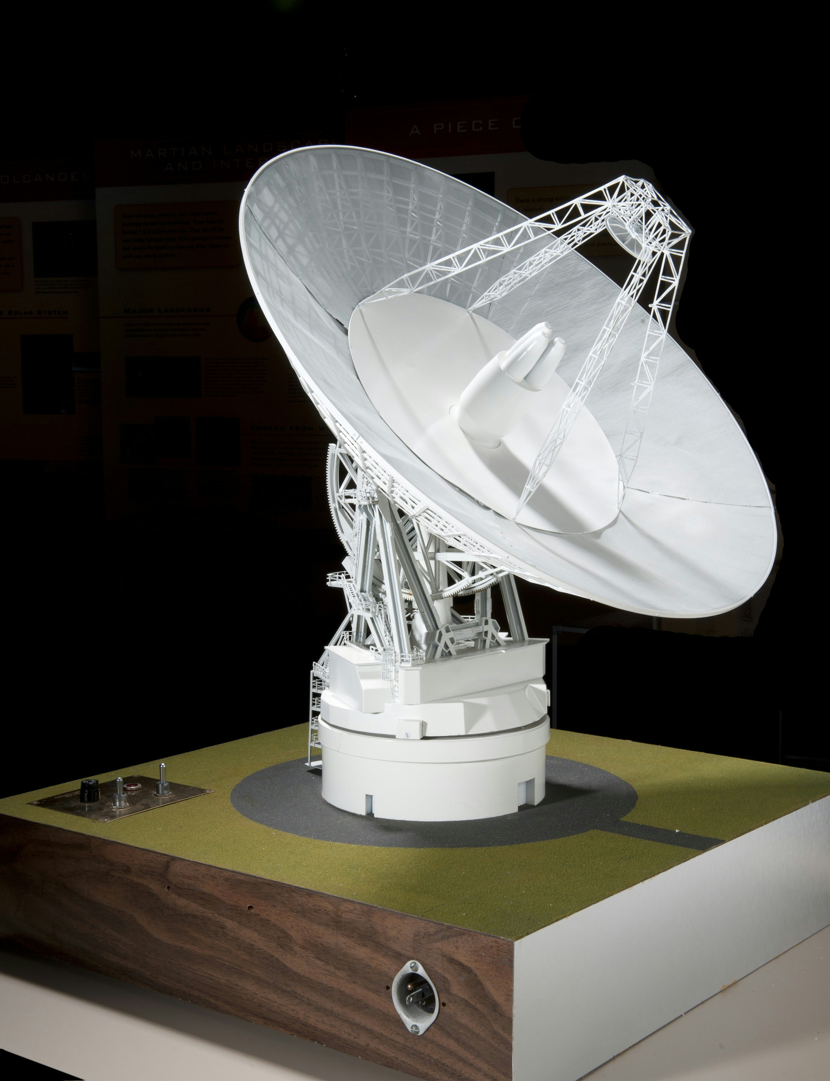 Un grand modèle blanc de radiotélescope exposé