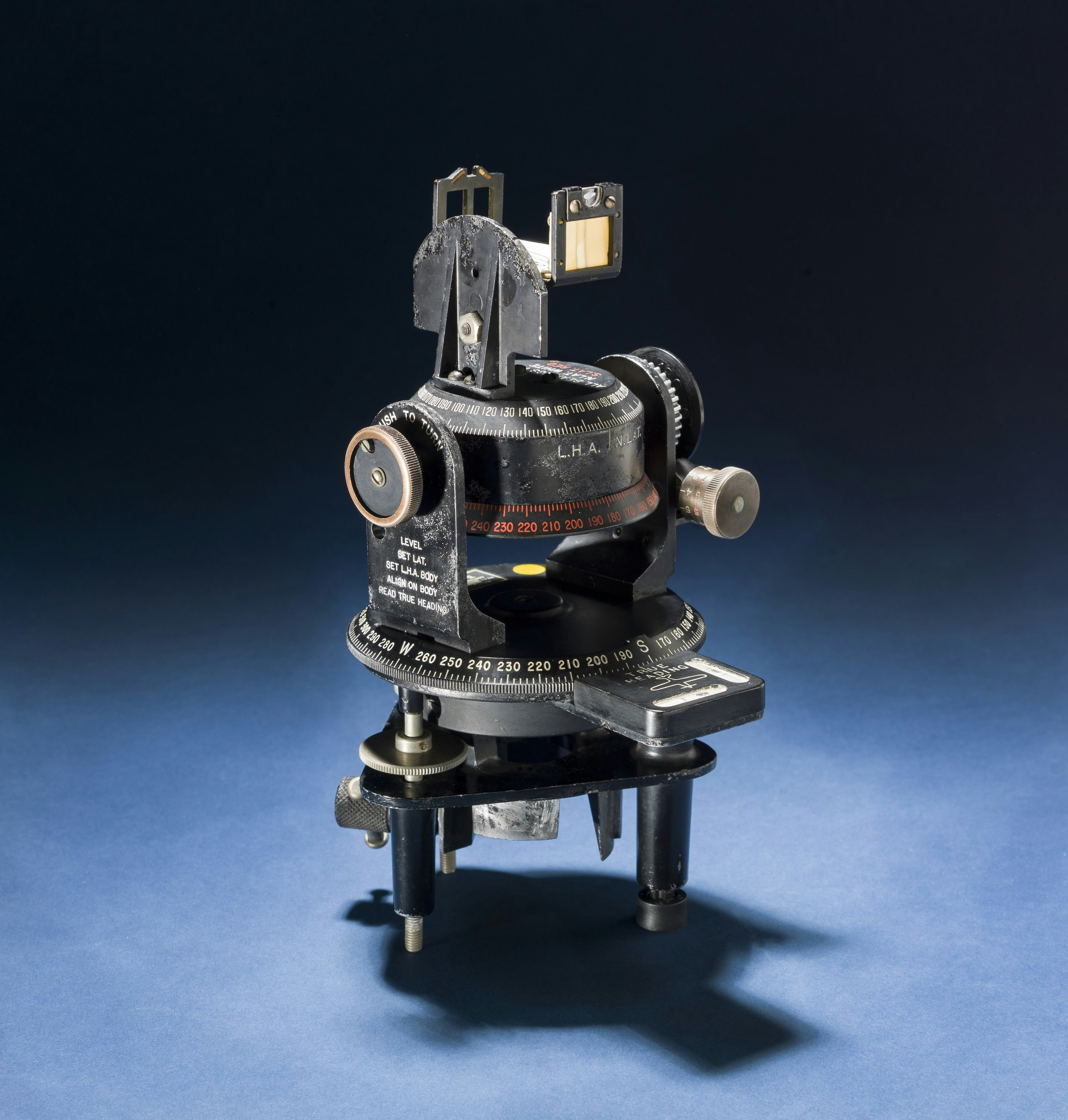 Instrument de topographie vintage sur fond bleu