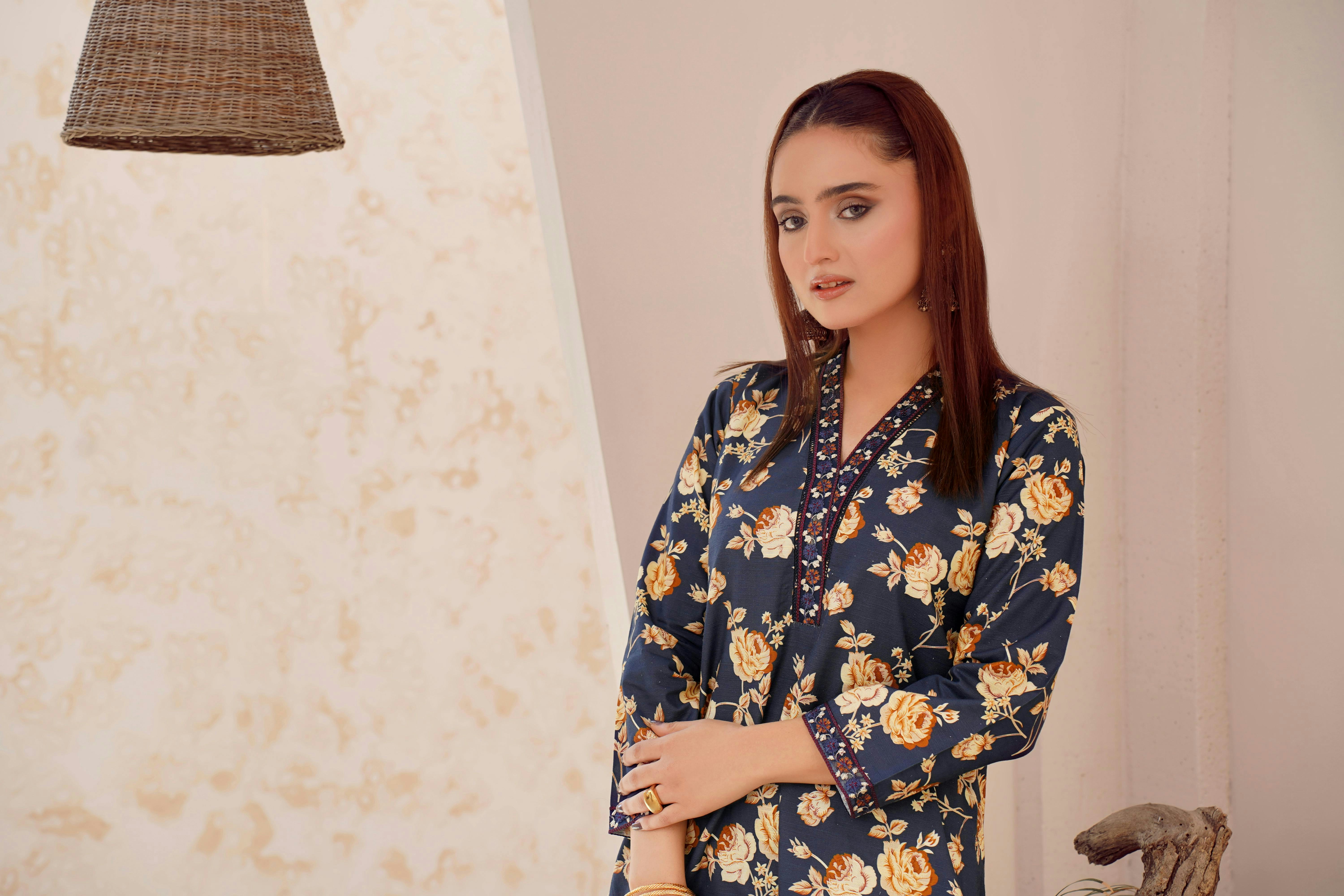 Wanita muda dengan kemeja bermotif bunga di dalam ruangan